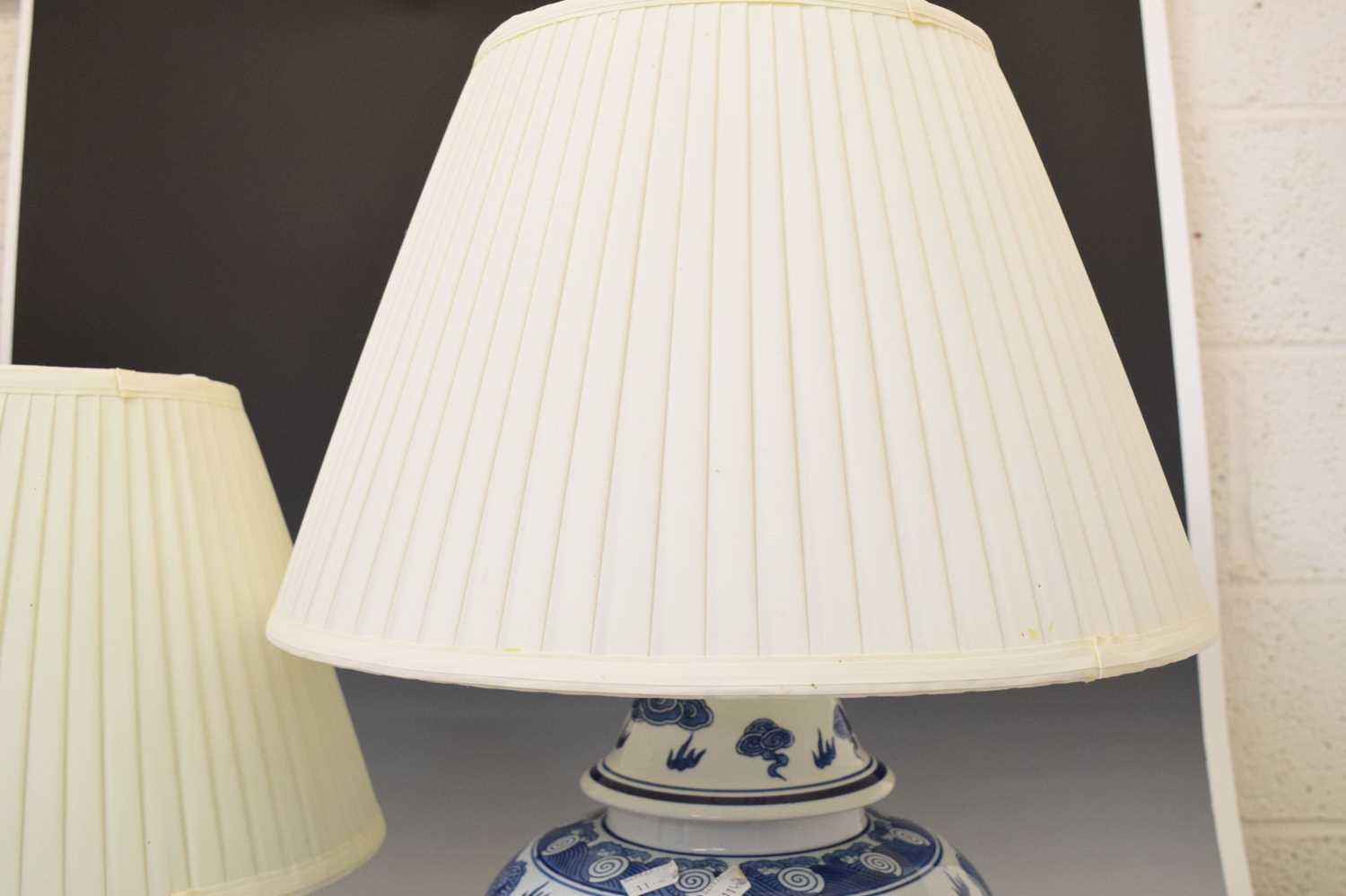 Two blue and white porcelain table lamps - Image 7 of 10