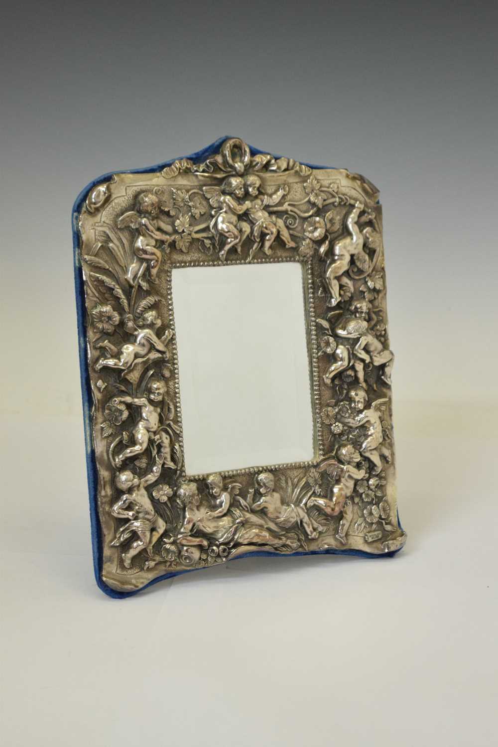Modern white-metal mounted easel mirror - Image 2 of 7