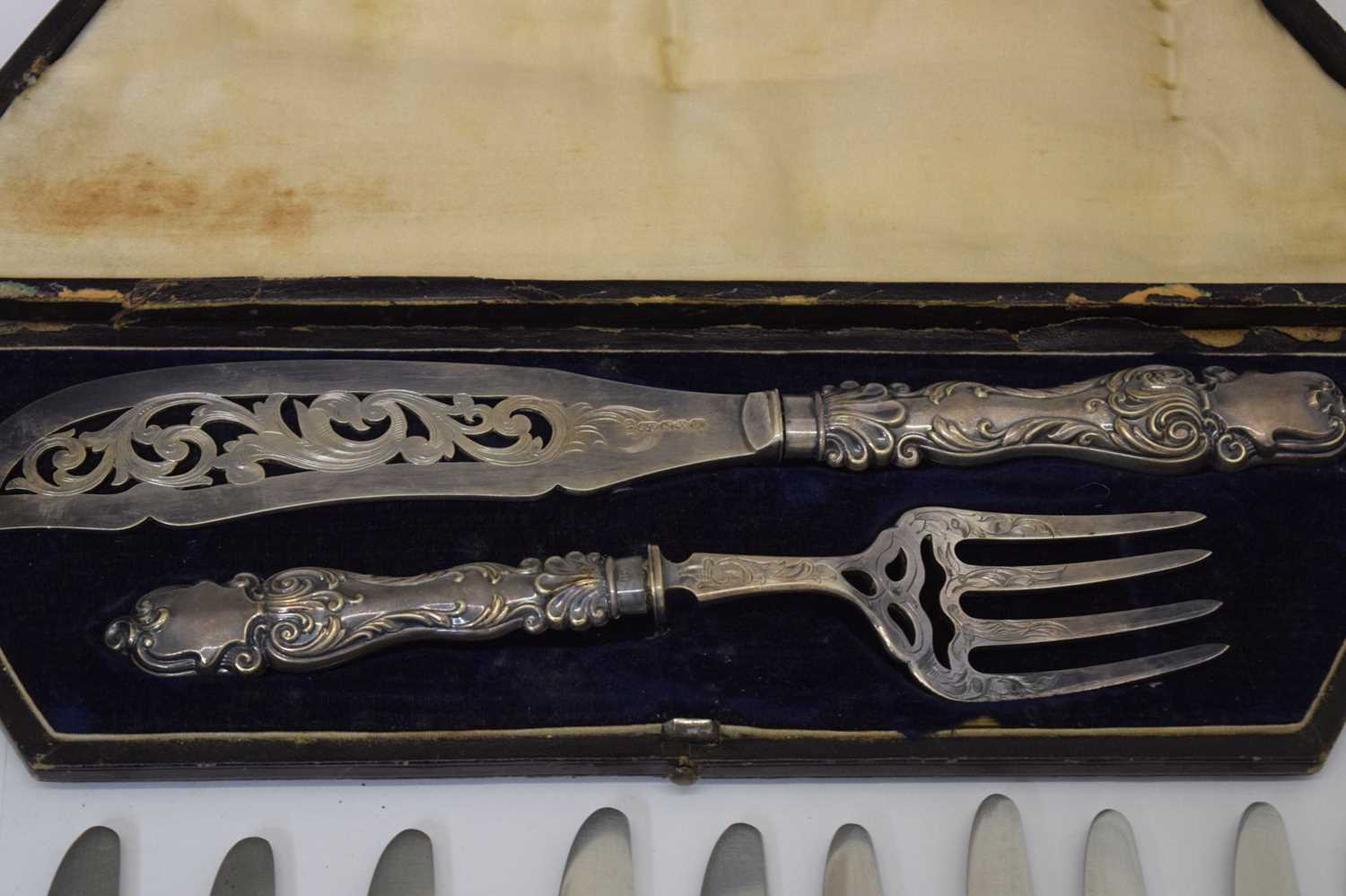 Cased set of six George V silver handled butter knives, cased pair of silver plated fish servers, et - Image 7 of 13