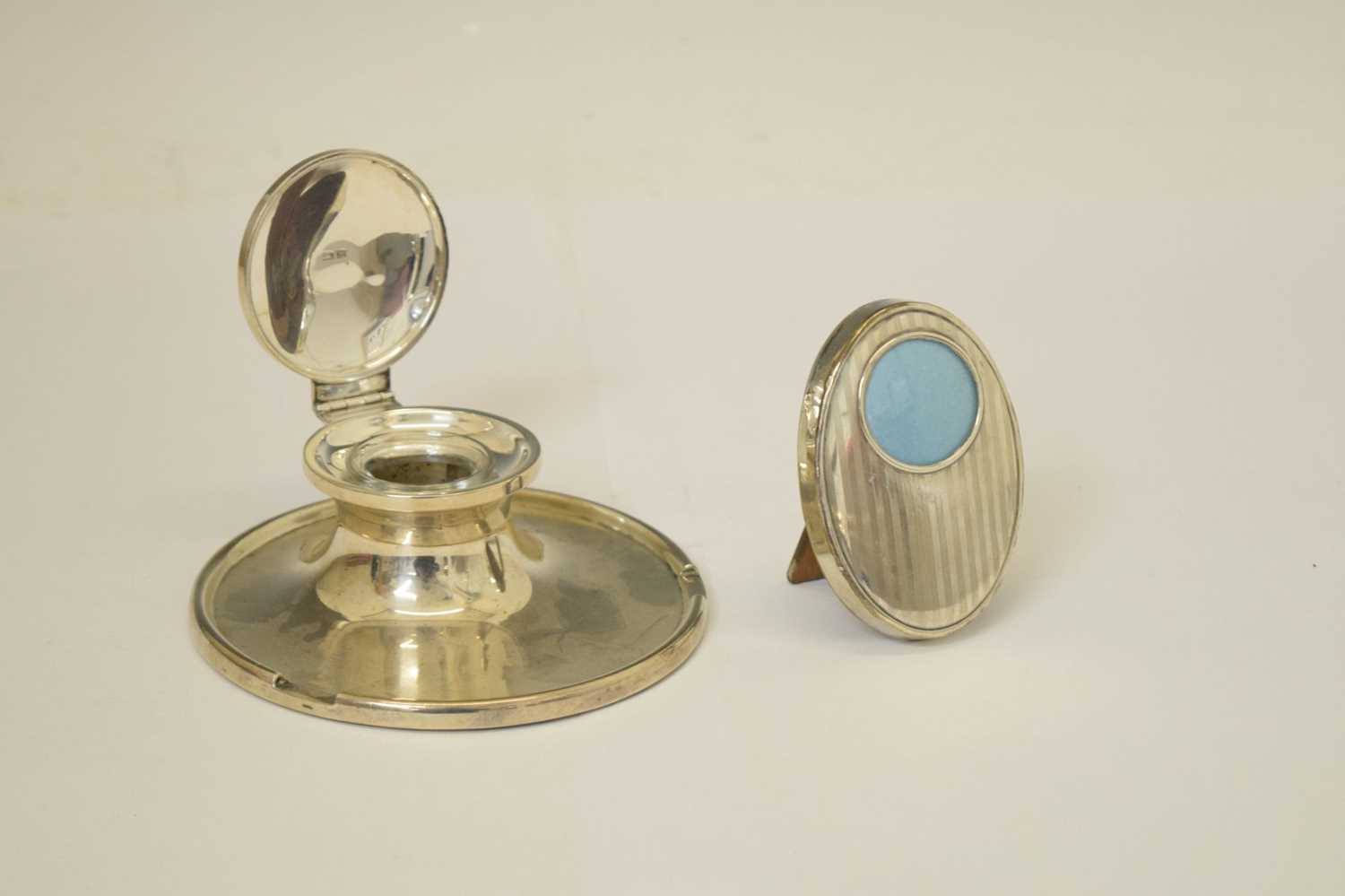 Edward VIII silver capstan inkwell and a George V silver mounted oval photo frame - Bild 2 aus 9