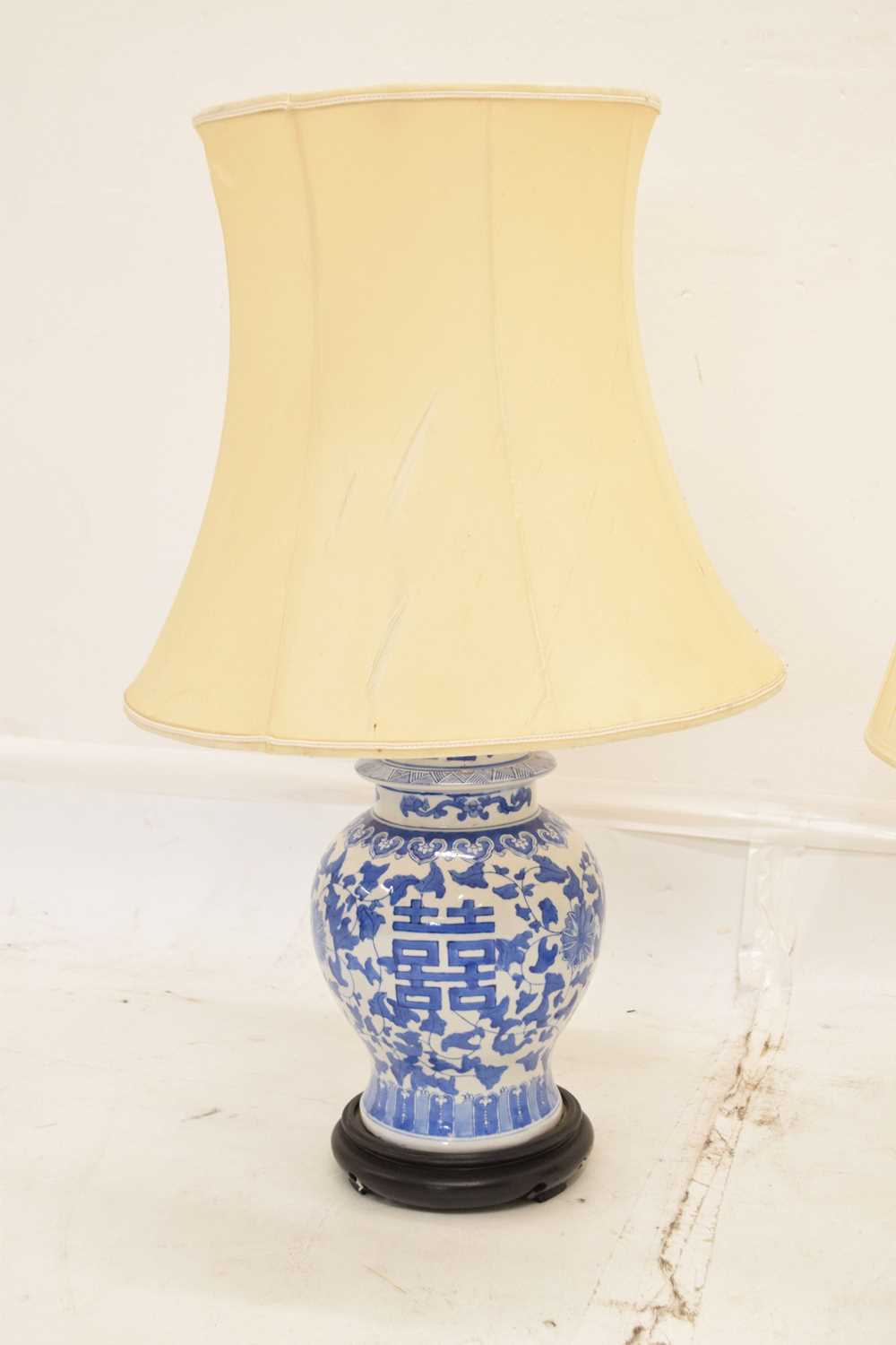 Three modern Chinese blue and white table lamps - Image 4 of 11