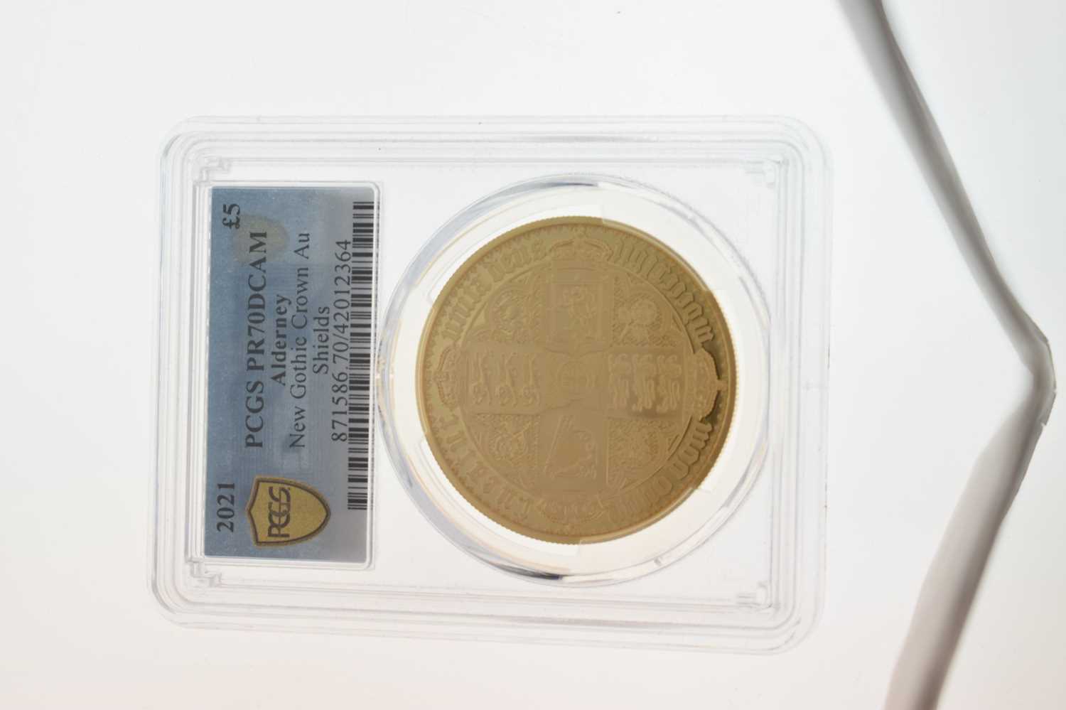 Alderney Elizabeth II New Gothic crown gold coin, 2021 - Image 5 of 10