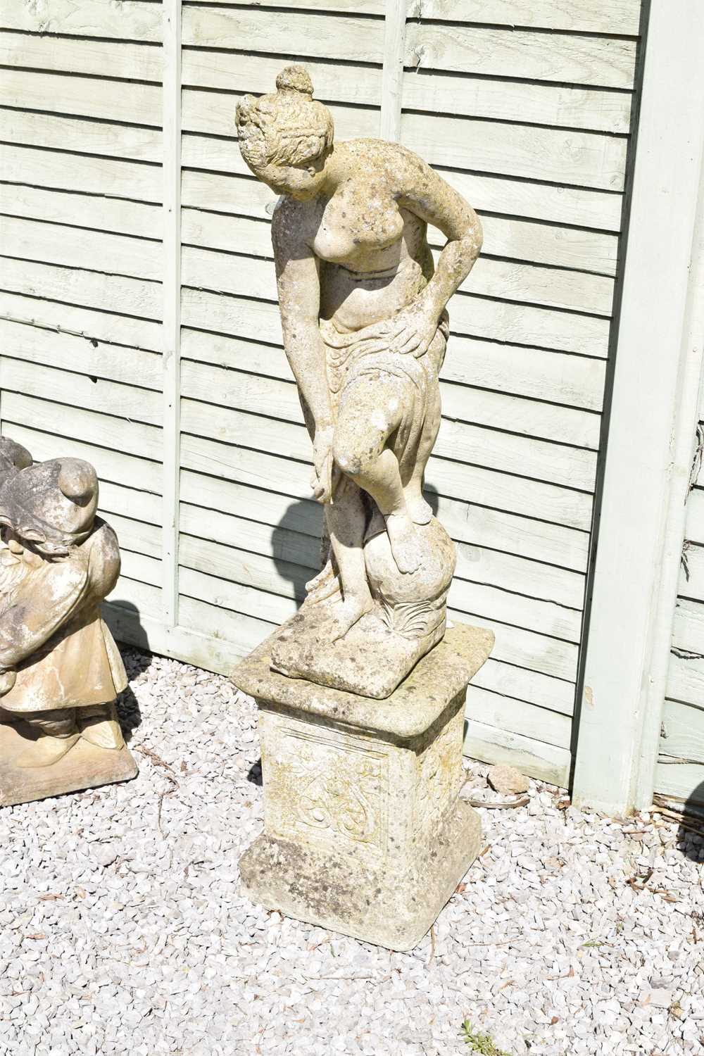 Composition figural garden ornament, Toilet of Venus - Image 4 of 7