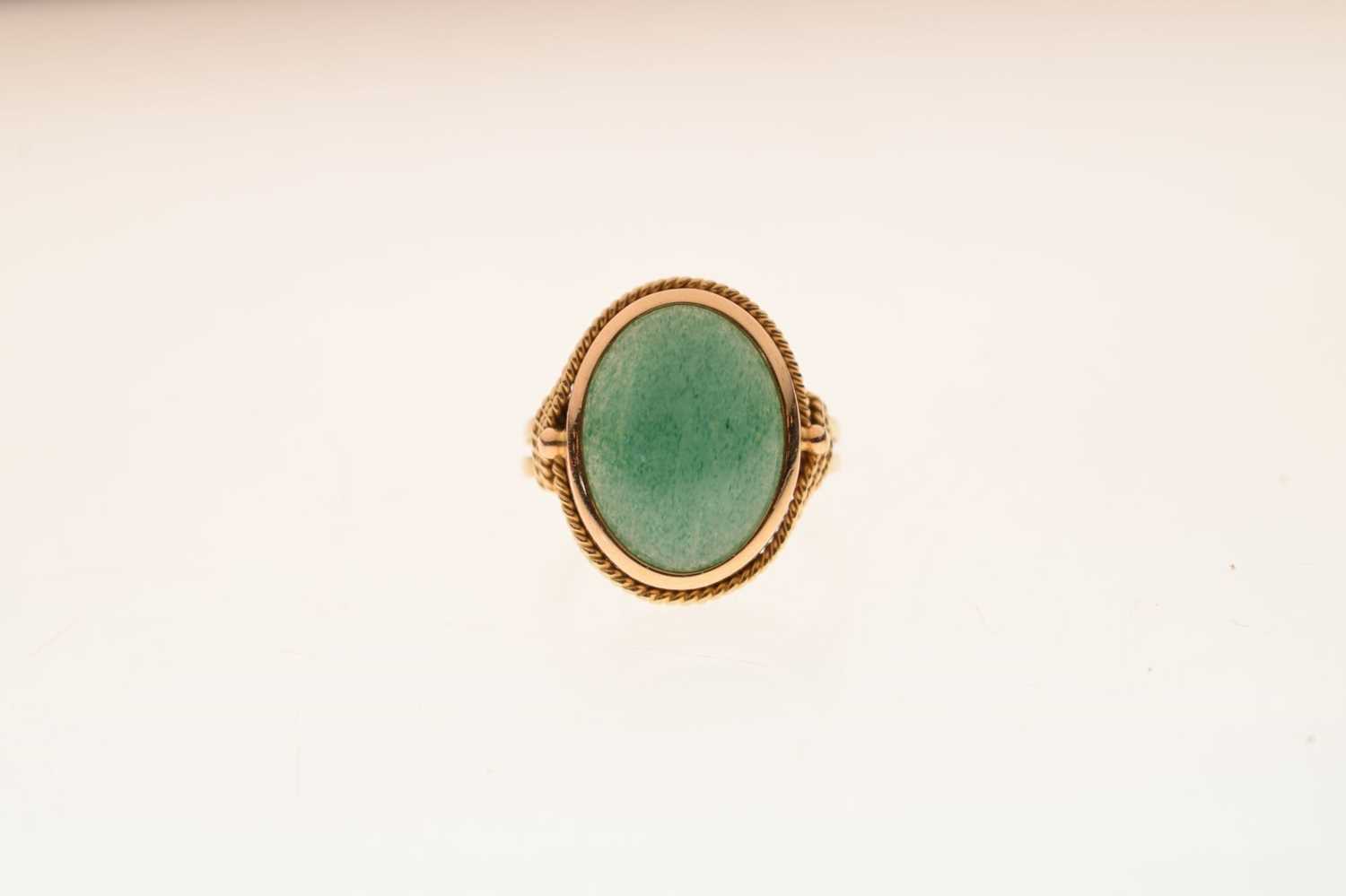 Unmarked yellow metal ring set green cabochon - Image 6 of 6