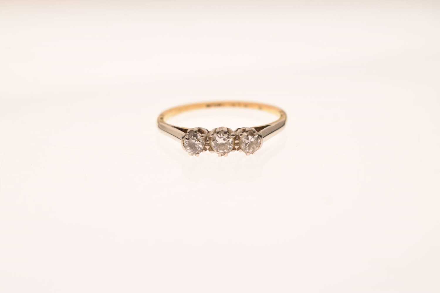 Diamond three-stone ring - Image 2 of 6