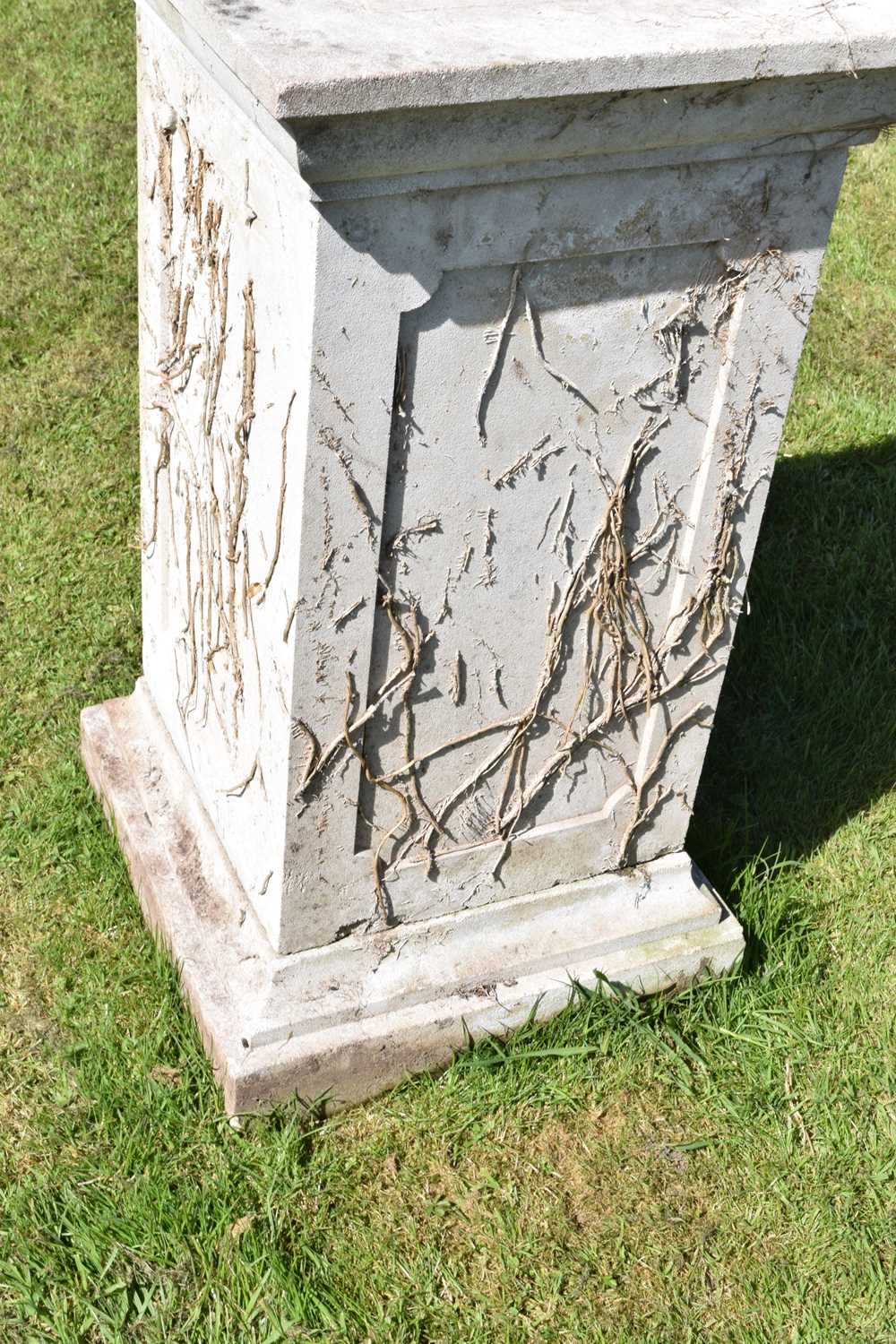 Composition stone garden urn and pedestal - Image 8 of 11