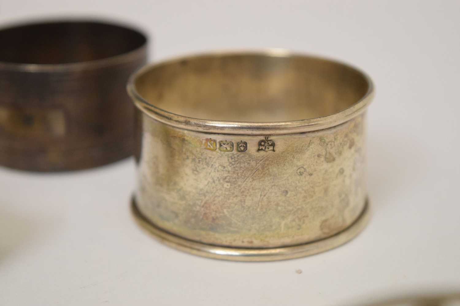 Collection of fourteen late 19th and 20th century silver napkin rings - Bild 6 aus 7