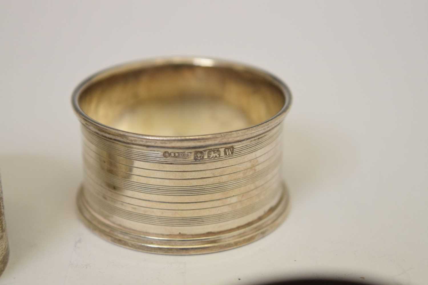 Collection of fourteen late 19th and 20th century silver napkin rings - Bild 7 aus 7