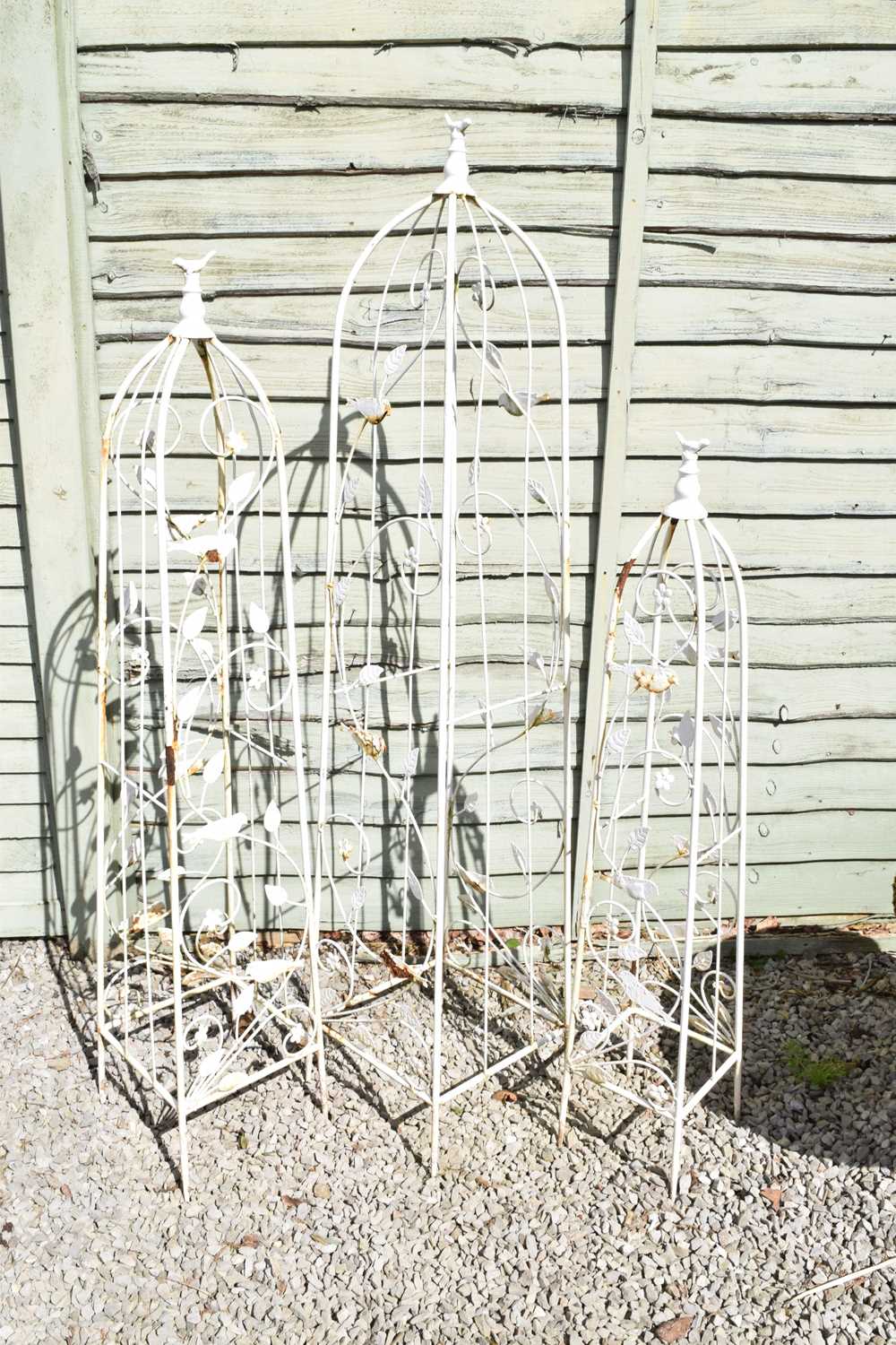 Graduated set of three white painted metal garden frames - Image 2 of 7