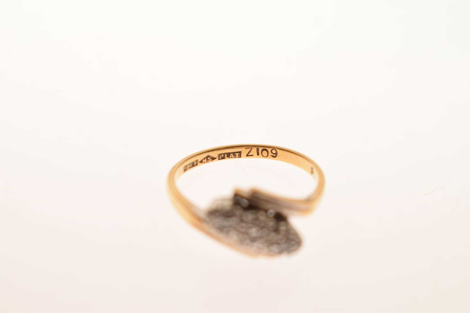 Diamond three-stone crossover ring - Image 5 of 6