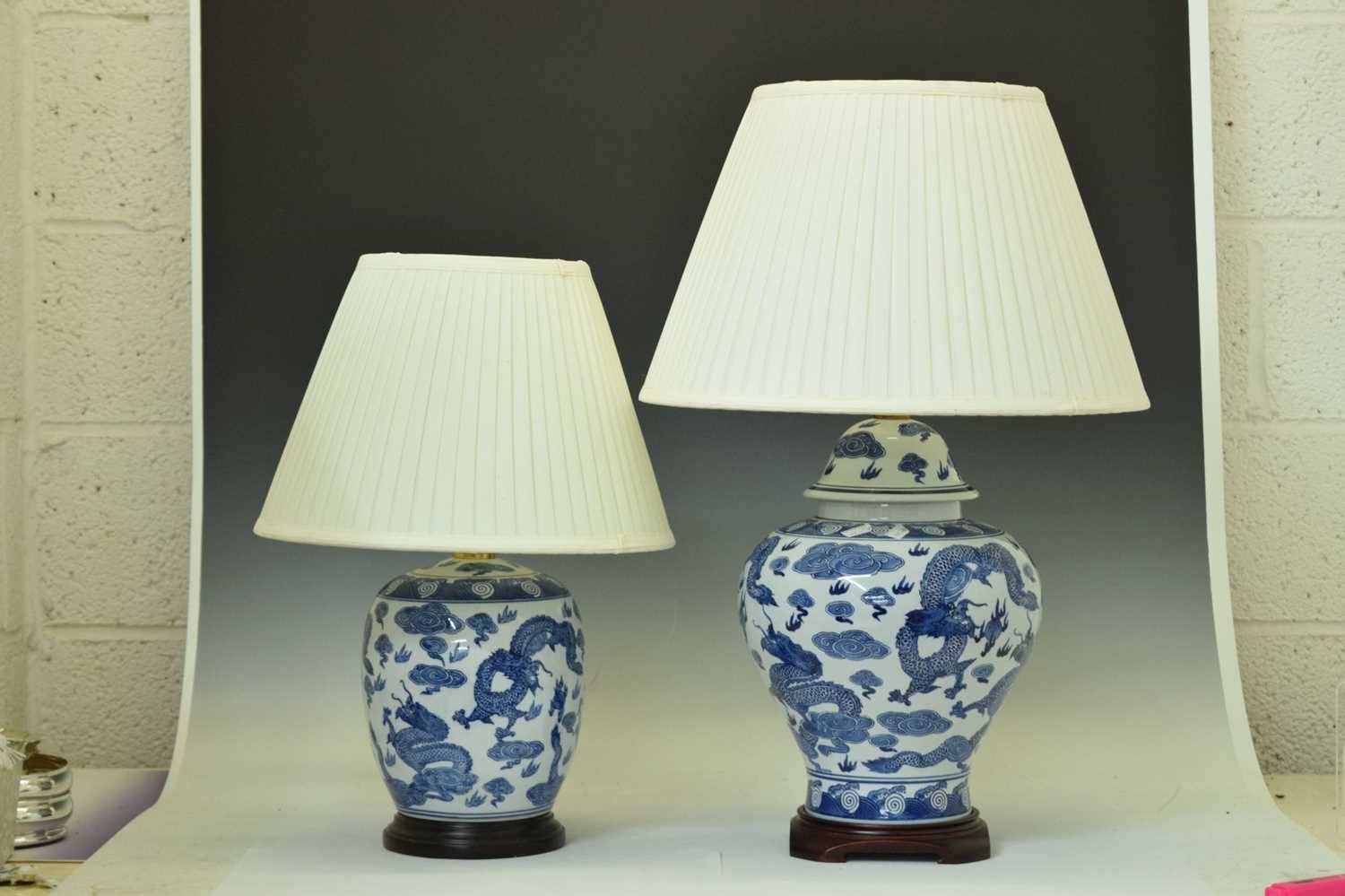 Two blue and white porcelain table lamps - Image 2 of 10