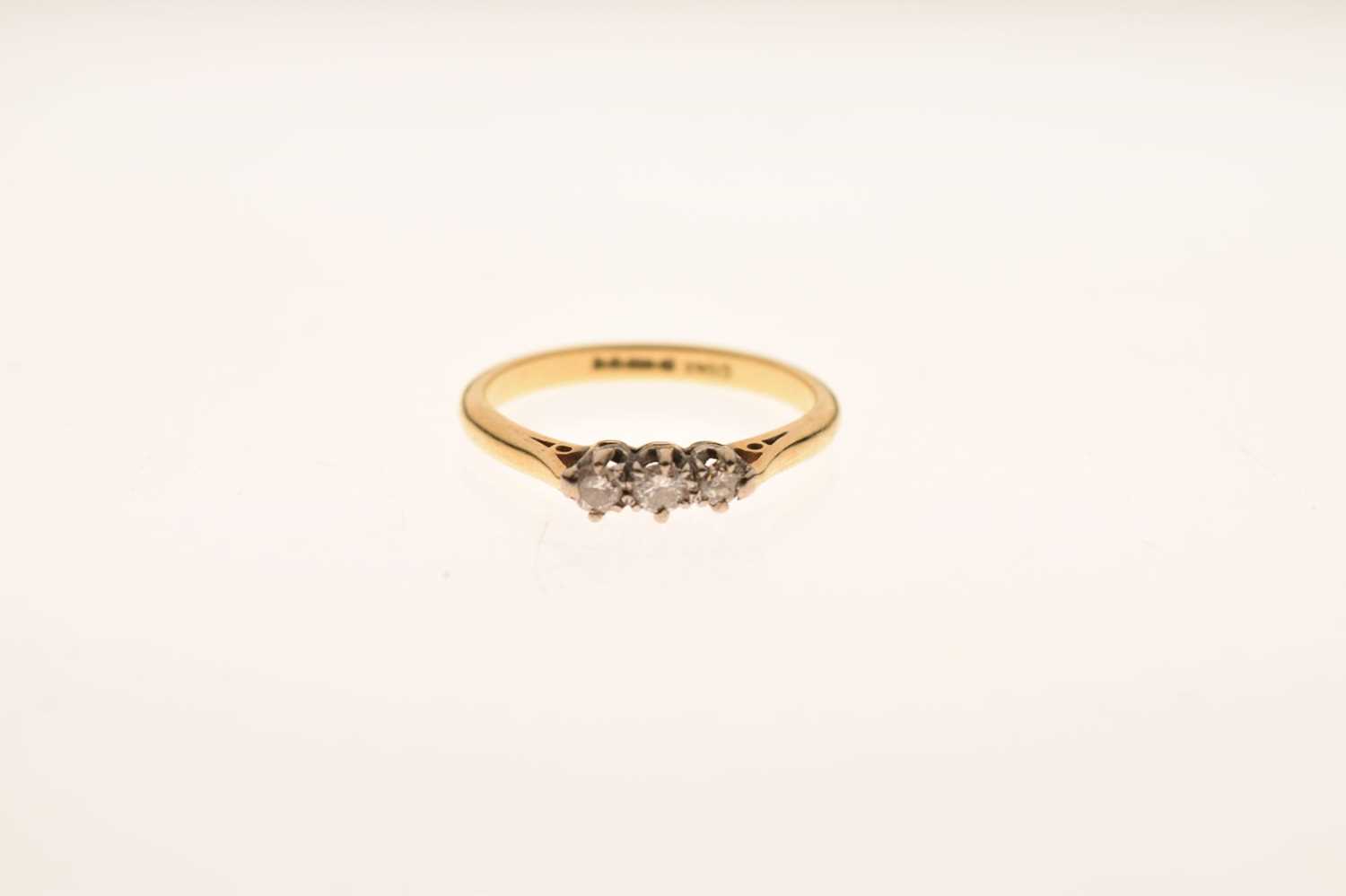 18ct gold diamond three-stone ring - Image 2 of 7