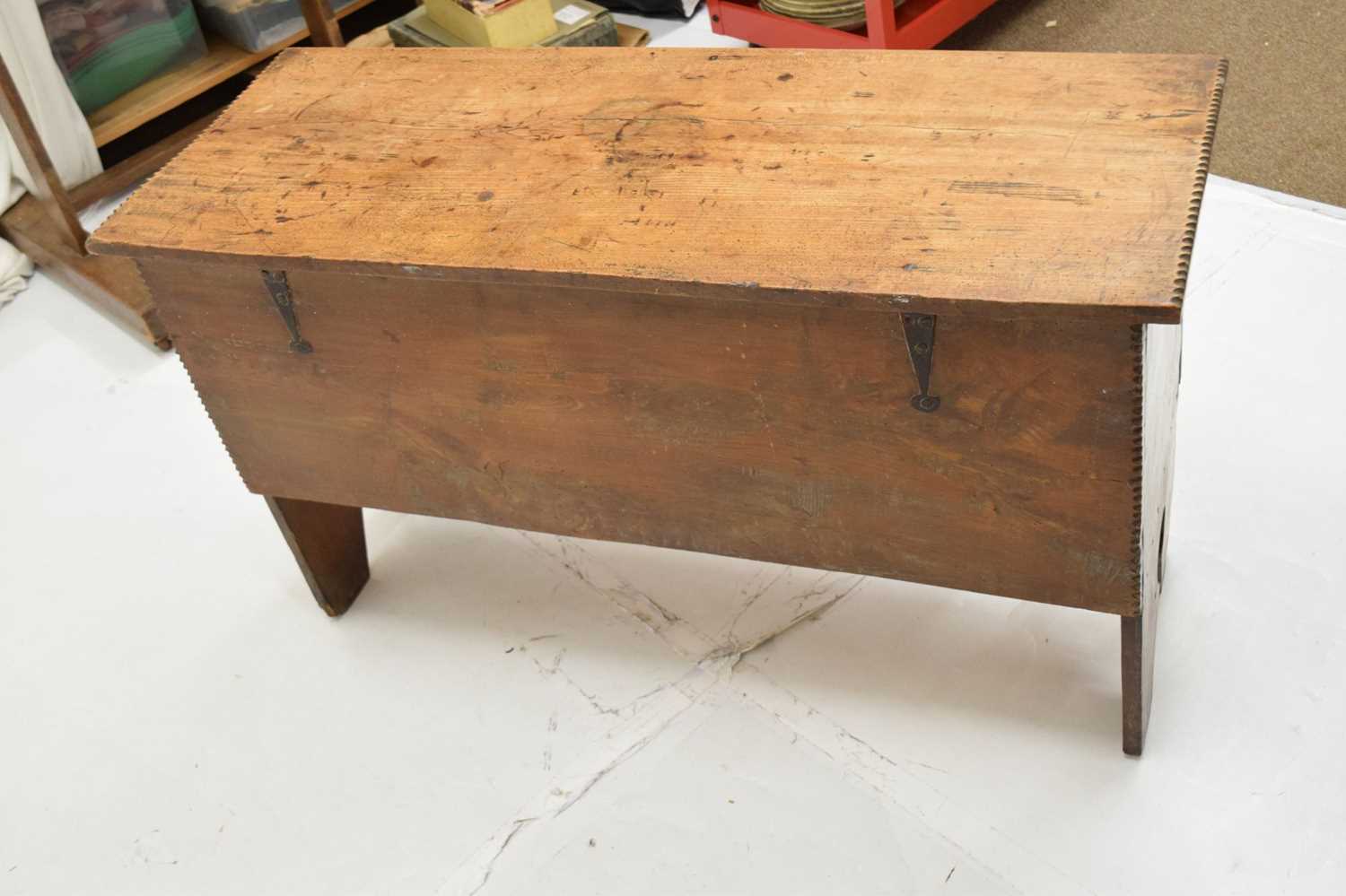 17th century elm six-plank coffer or bedding chest - Image 5 of 6