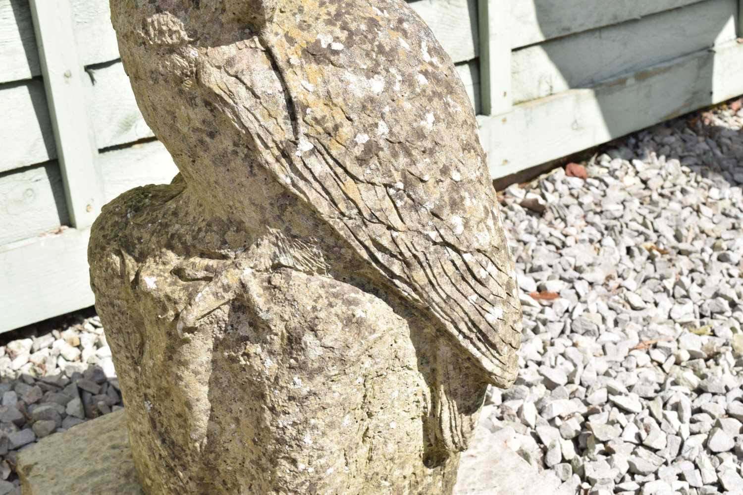 Composition stone garden ornament of a perched owl - Image 4 of 4