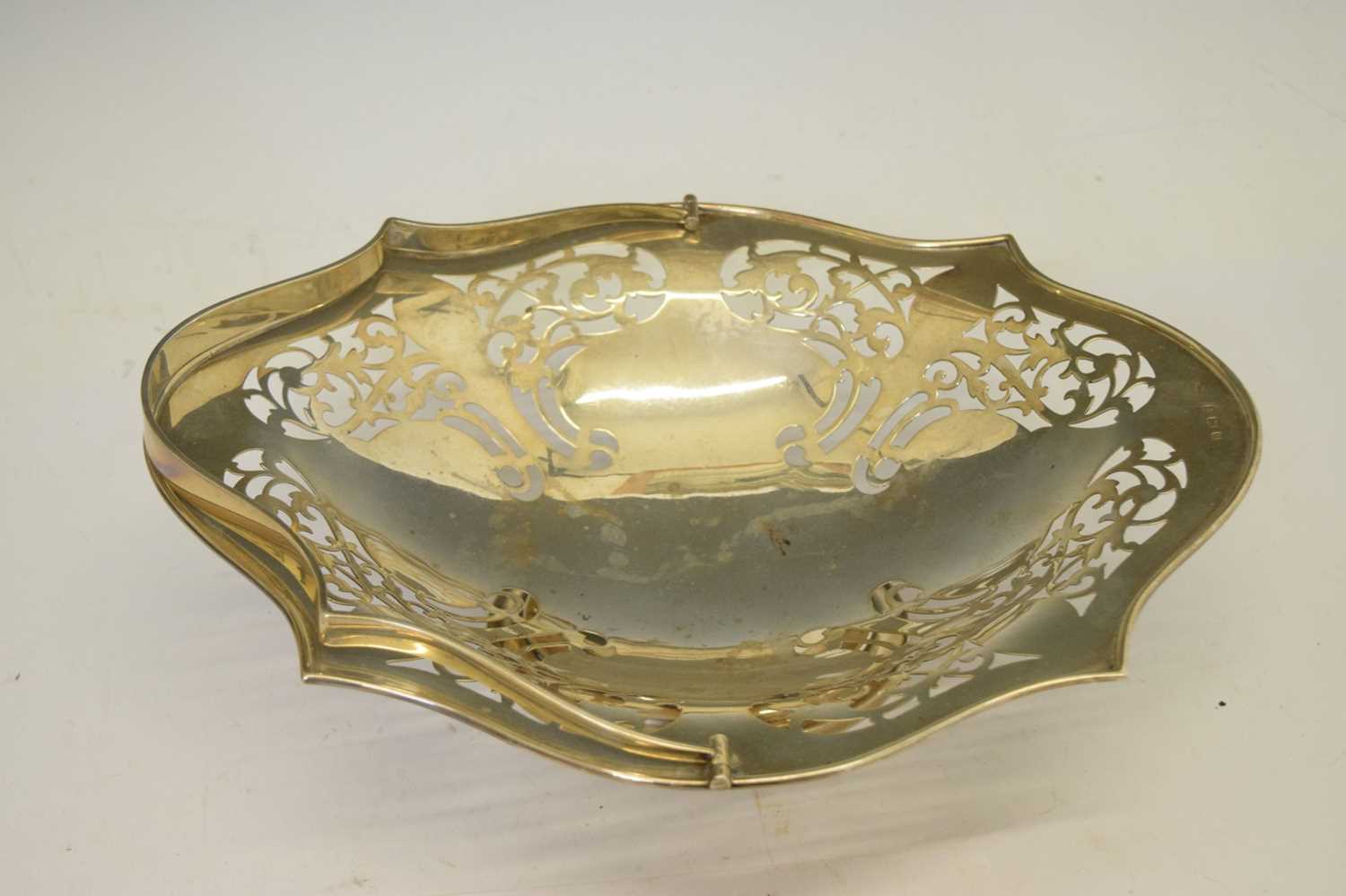 George V silver basket with swing handle - Image 2 of 7