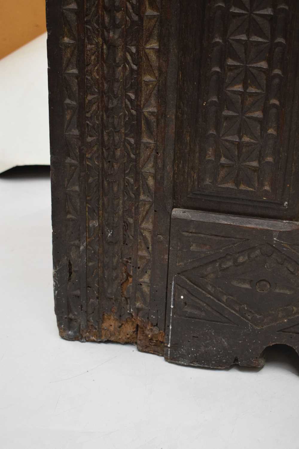 17th century oak chip-carved coffer or bedding chest - Image 6 of 21