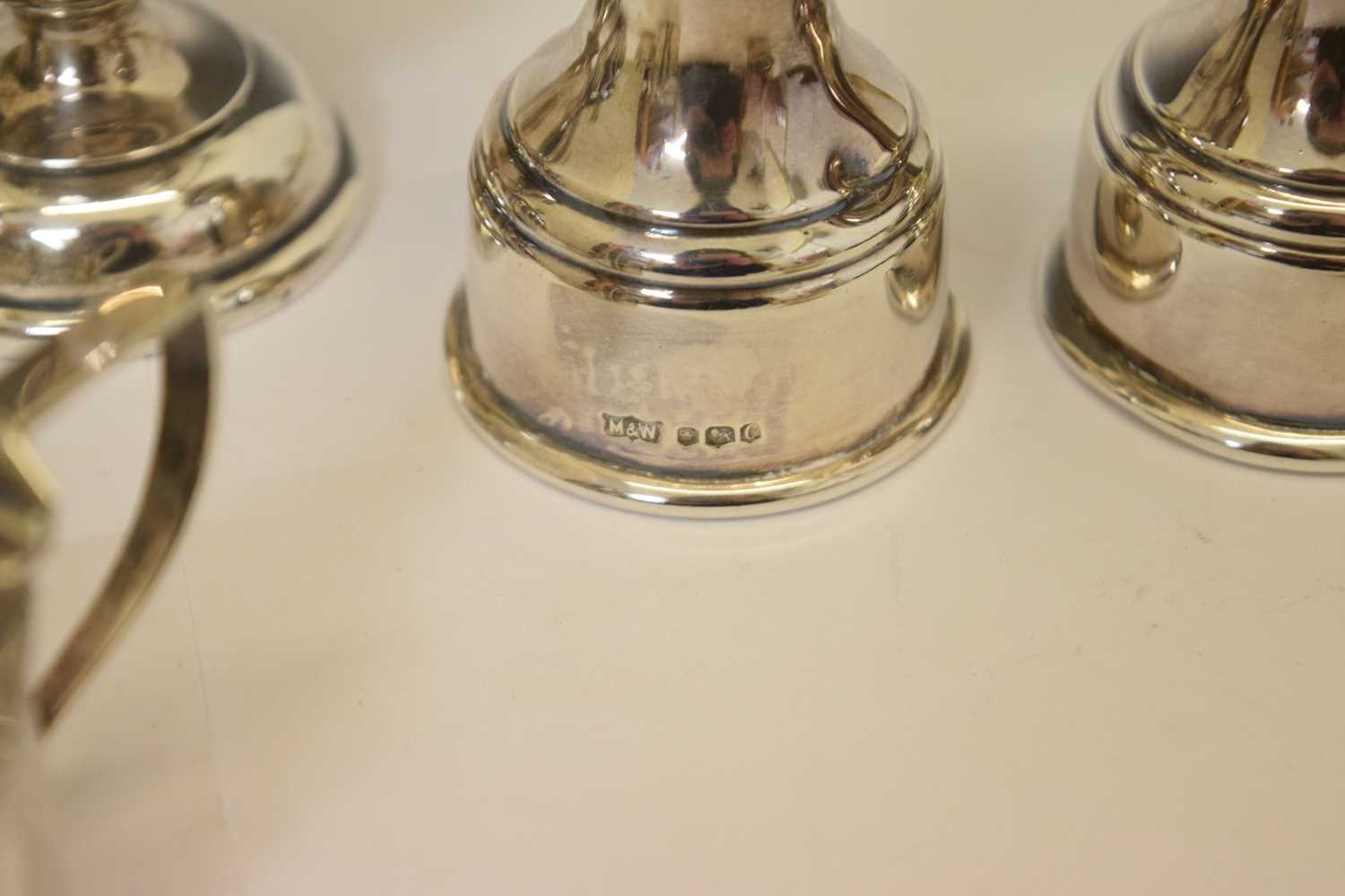 Quantity of small silver to include a pair of Elizabeth II silver pepper mills, etc - Image 7 of 10