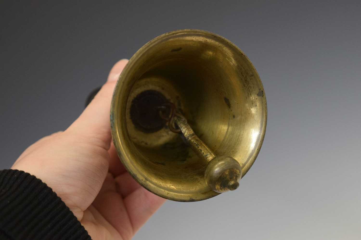 Small brass bell with ebonised turned wooden handle - Image 8 of 8