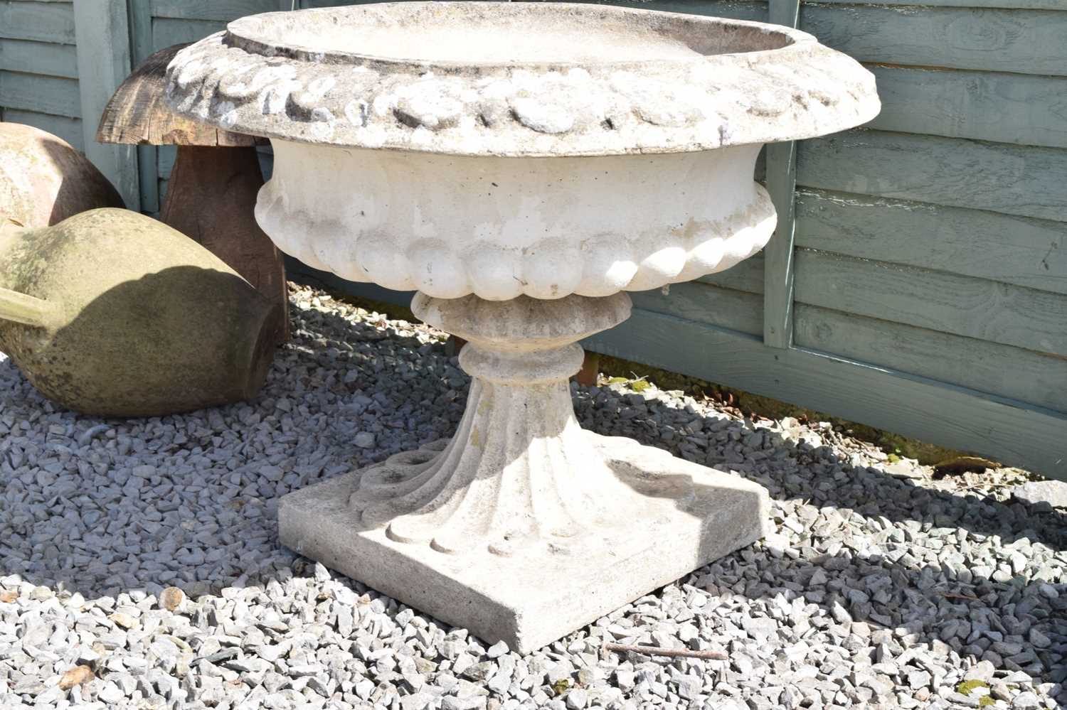 Composition stone low garden urn / planter - Image 5 of 5