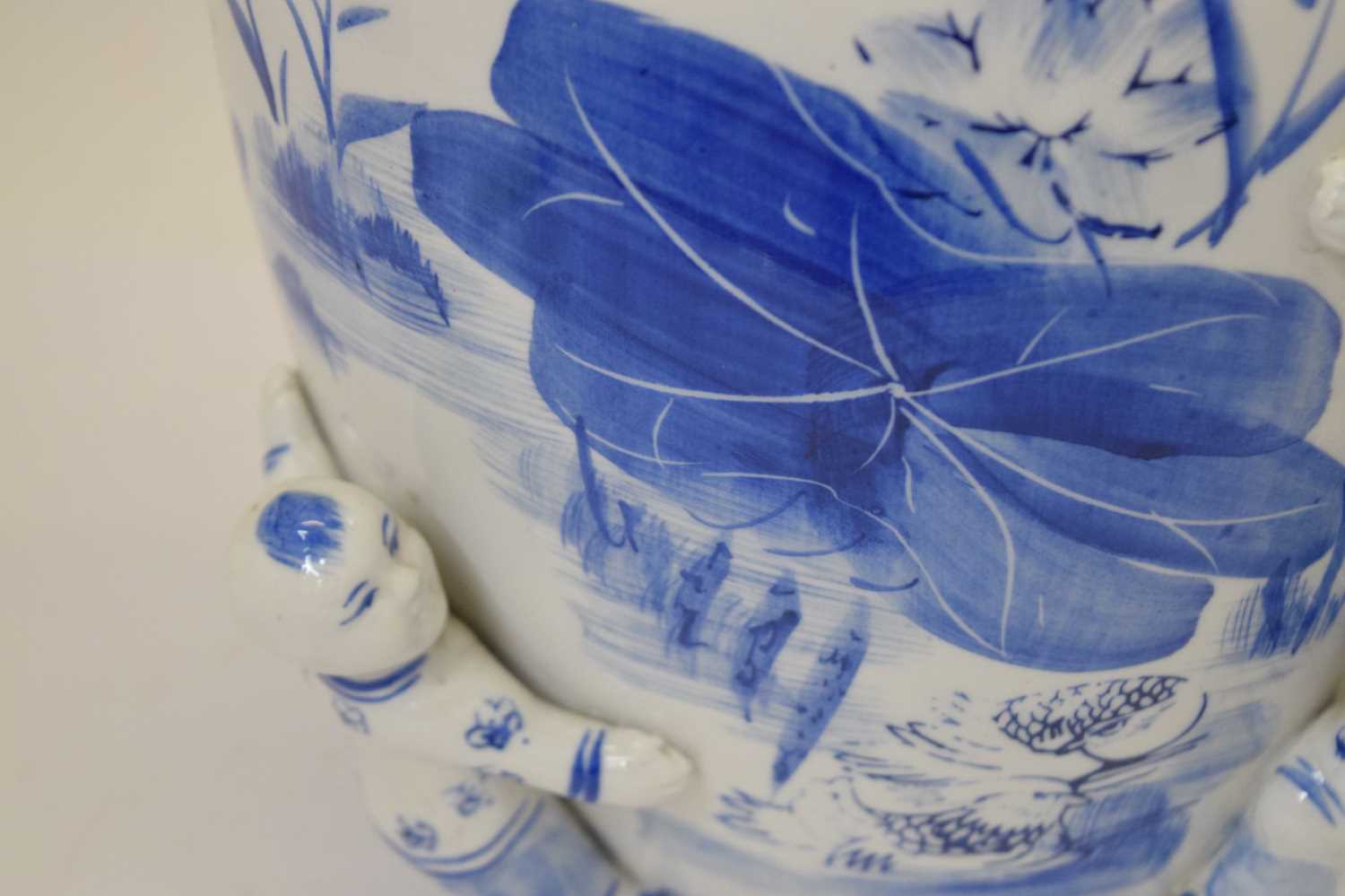 Modern Chinese-style blue and white vase - Image 6 of 9