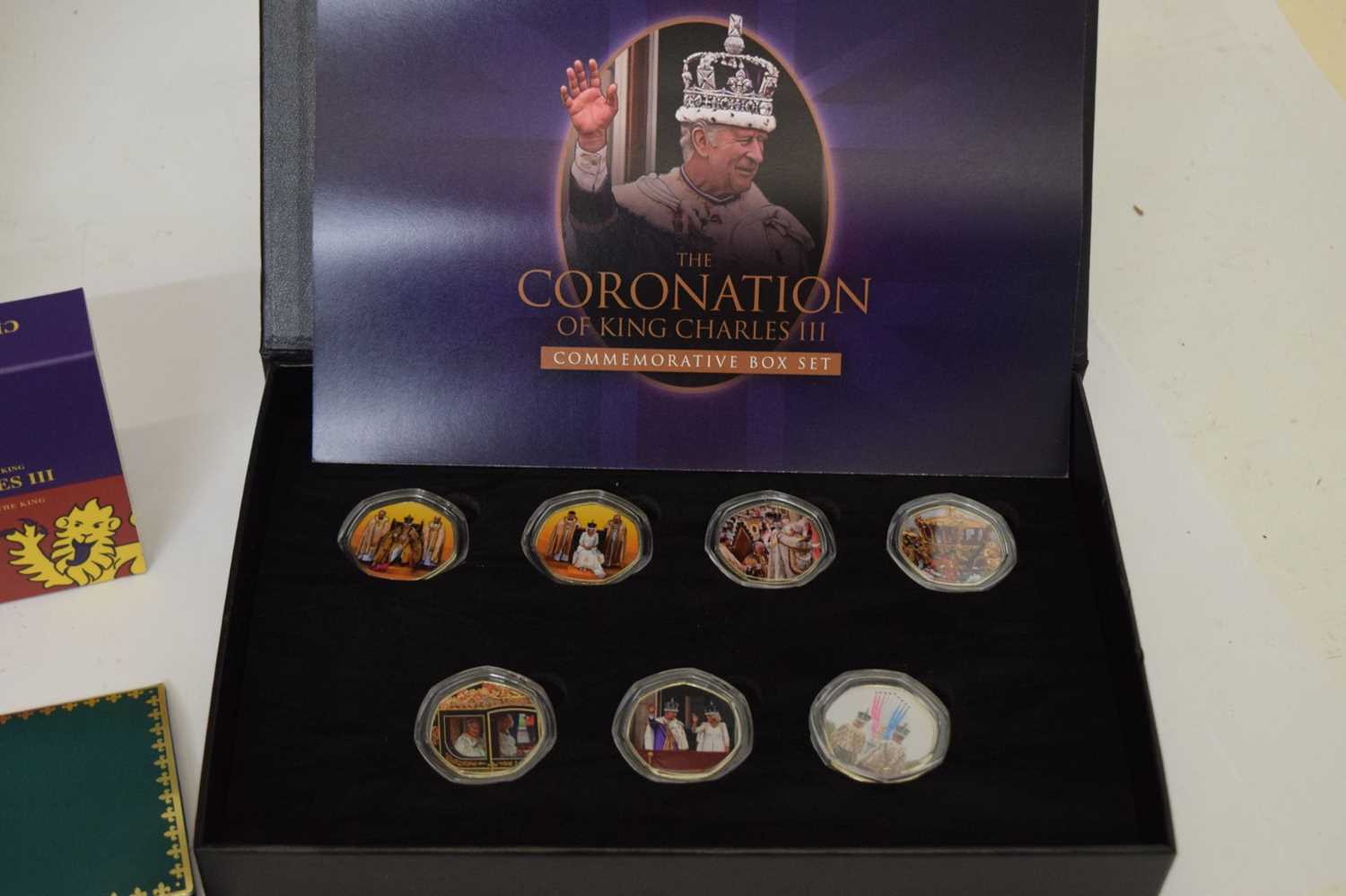 Group of commemorative coins to include Royal Mint 1oz silver £2 coin Natural History Museum, etc - Image 4 of 9