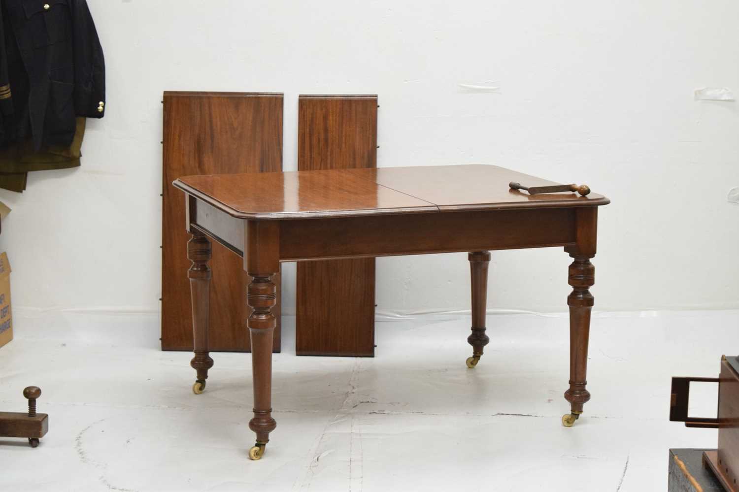 Victorian mahogany wind-out extending dining table with two leaves - Image 2 of 10