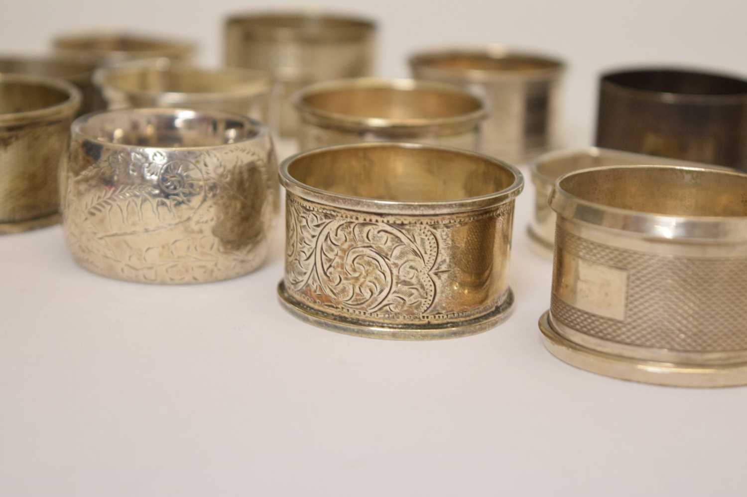 Collection of fourteen late 19th and 20th century silver napkin rings - Bild 4 aus 7