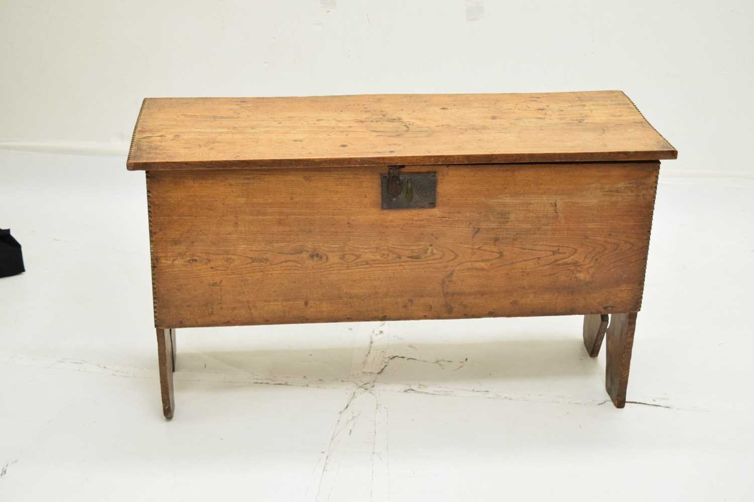 17th century elm six-plank coffer or bedding chest - Image 3 of 6