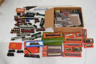 Mixed quantity of 00 gauge railway trainset locomotives, wagons and carriages