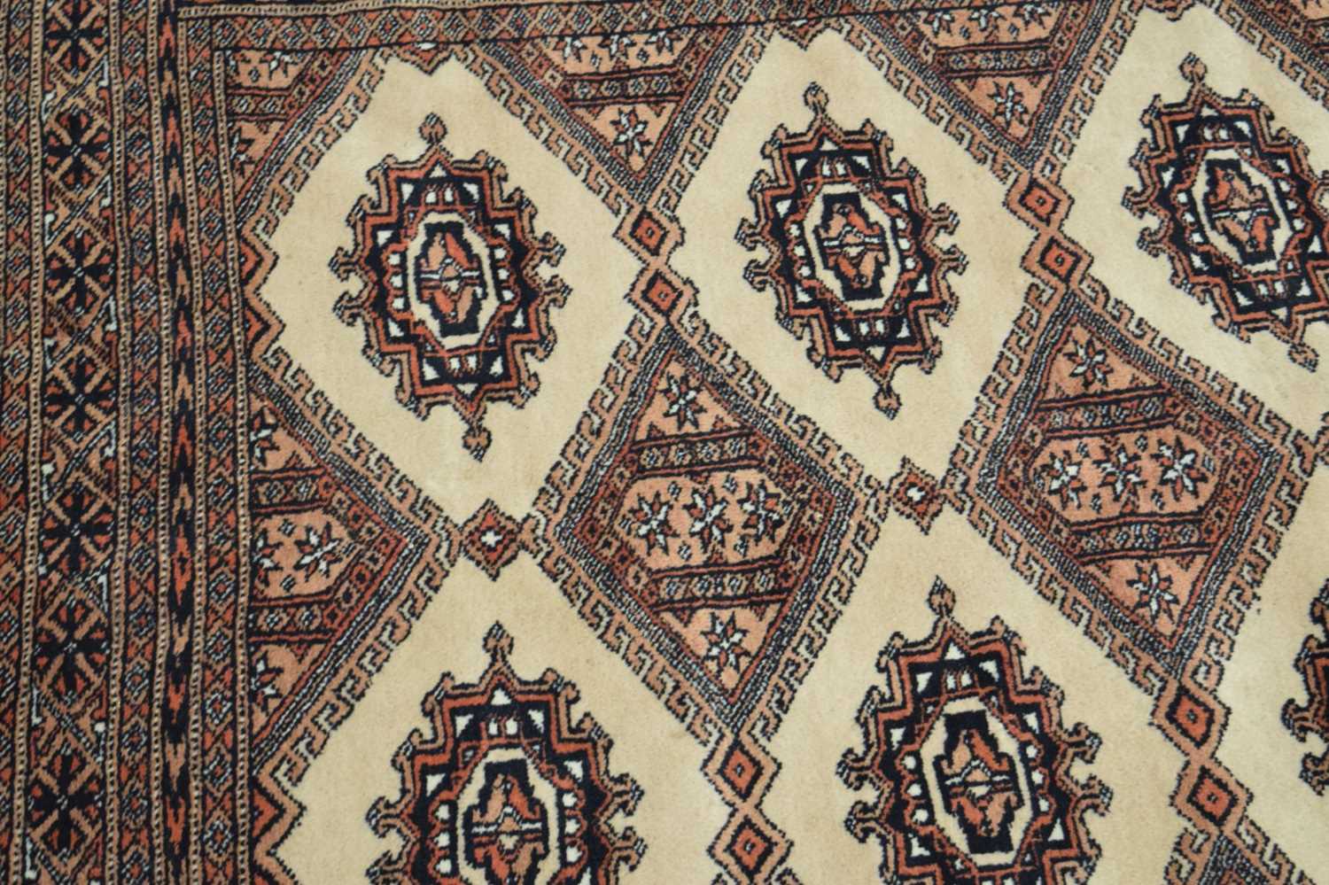 Middle Eastern wool rug - Image 5 of 9