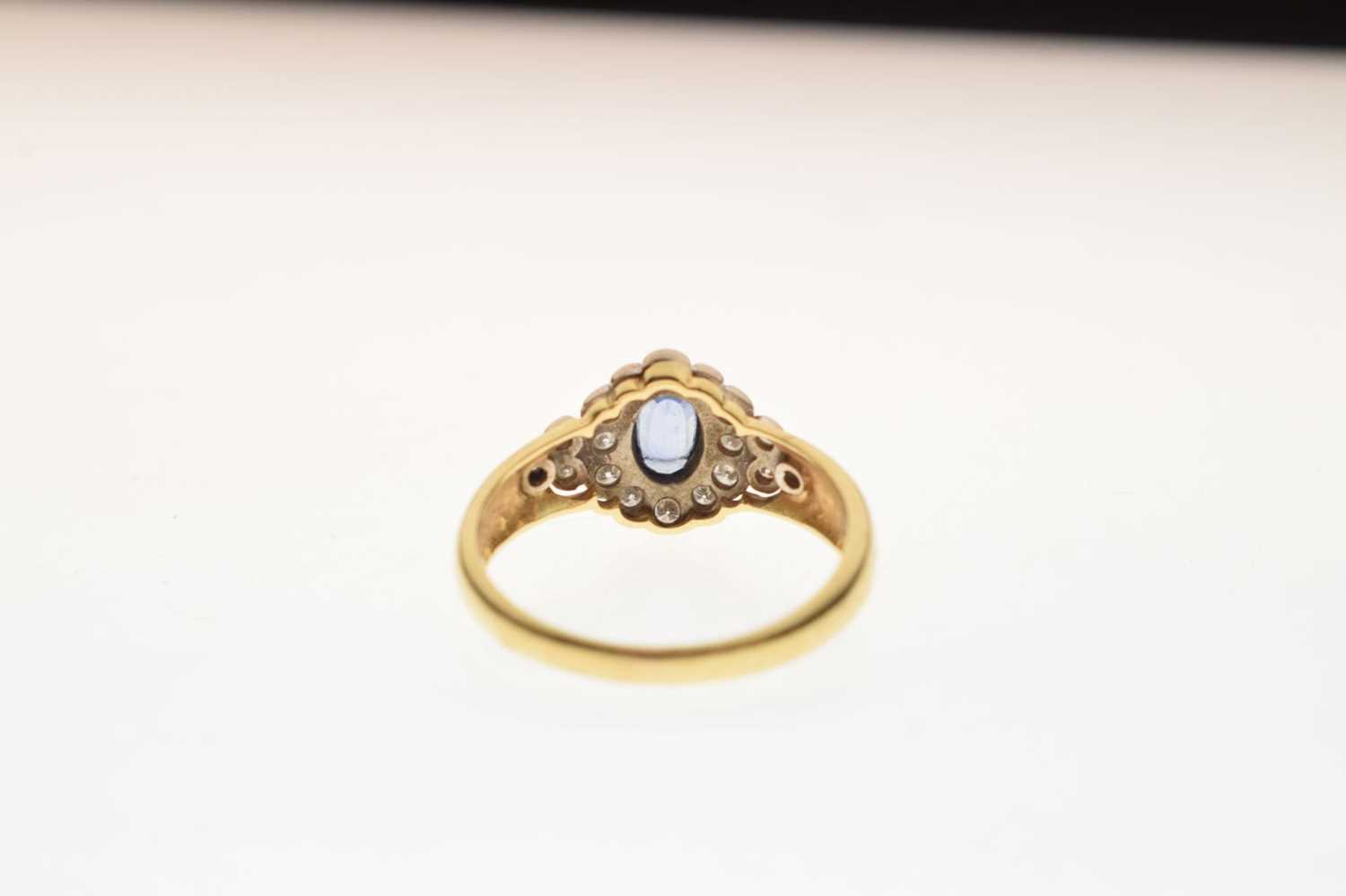 18ct gold sapphire and diamond dress ring - Image 4 of 5