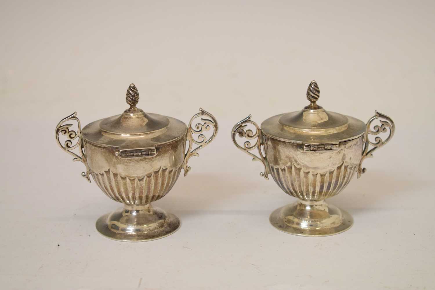 Collection of silver items to include silver napkin rings, pair of silver of pedestal mustard pots - Bild 6 aus 13