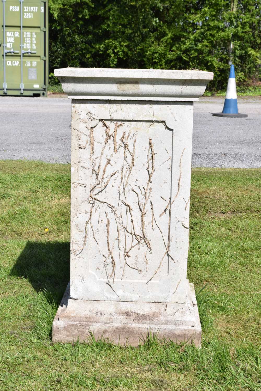 Composition stone garden urn and pedestal - Image 3 of 11