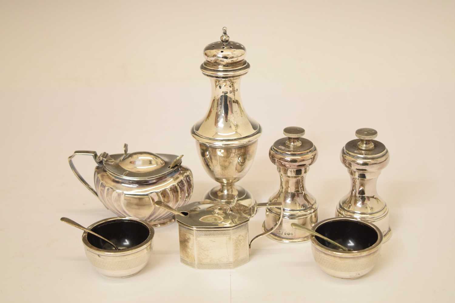 Quantity of small silver to include a pair of Elizabeth II silver pepper mills, etc - Image 3 of 10