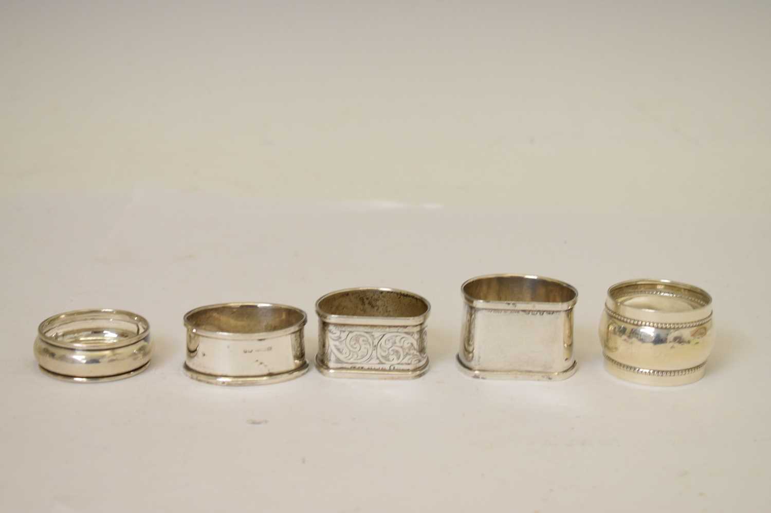 Collection of silver items to include silver napkin rings, pair of silver of pedestal mustard pots - Bild 3 aus 13