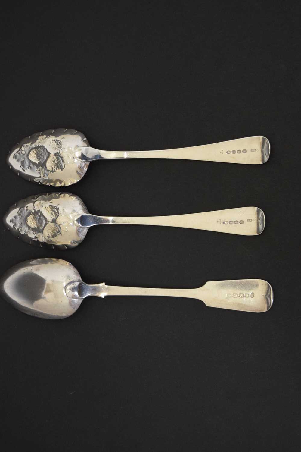 Pair of George IV silver berry spoons and a Victorian Fiddle pattern tablespoon - Image 6 of 9