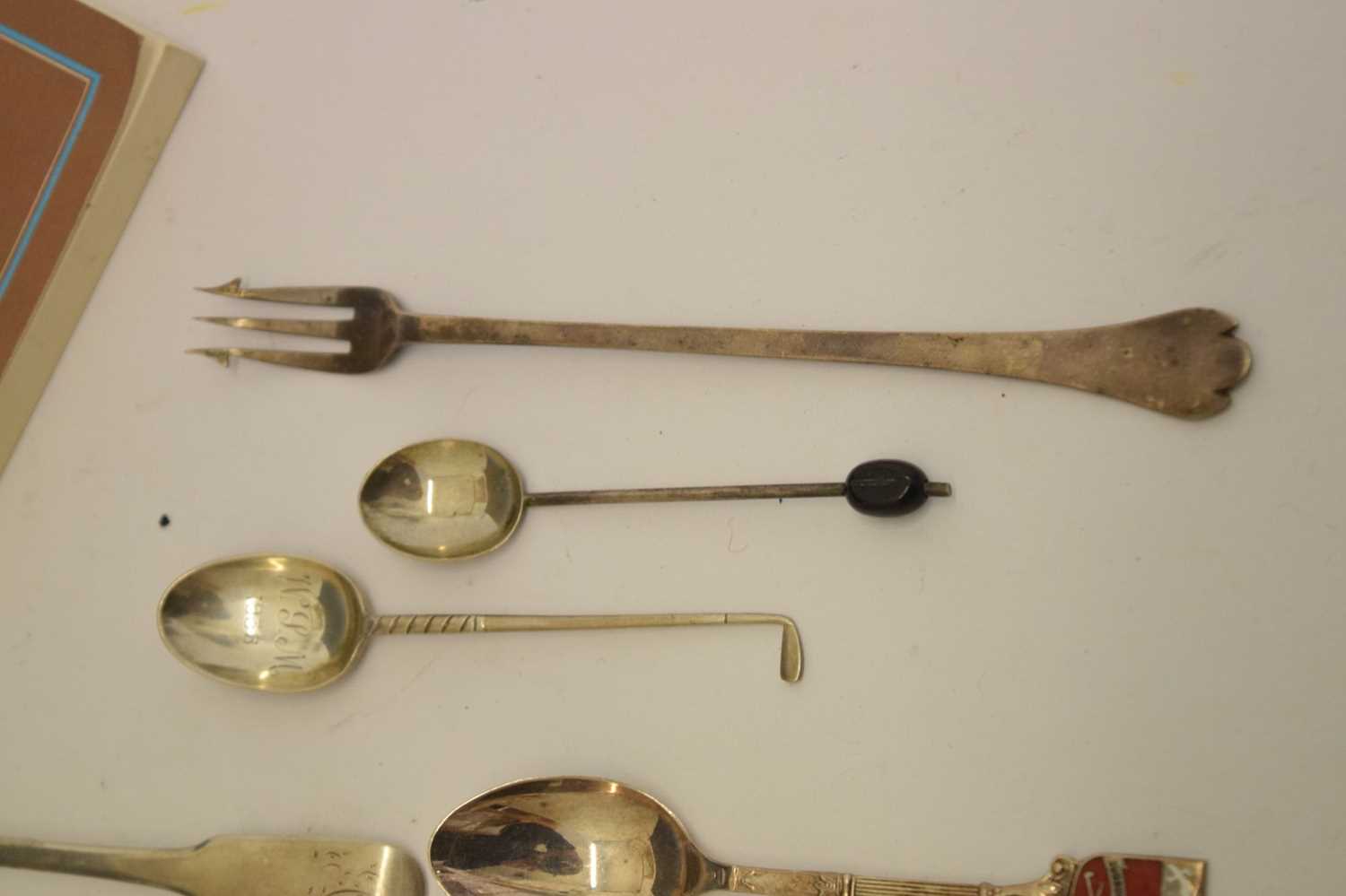 Set of six George III silver Fiddle pattern teaspoons, etc - Image 6 of 7