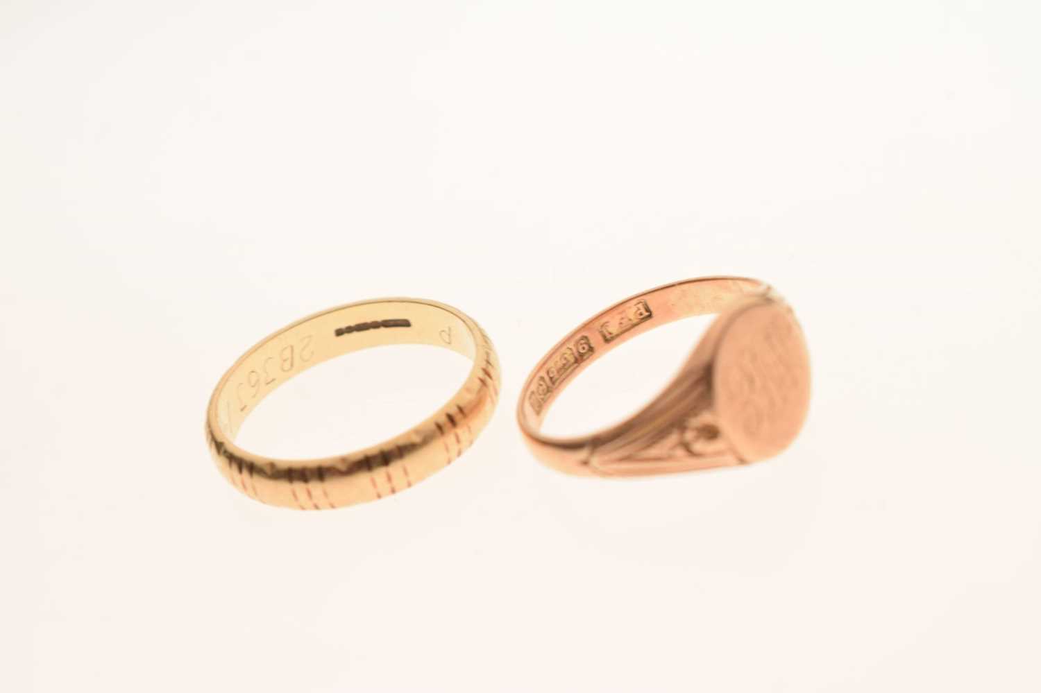 Early 20th century 9ct gold signet ring, and 9ct gold wedding band - Image 6 of 6
