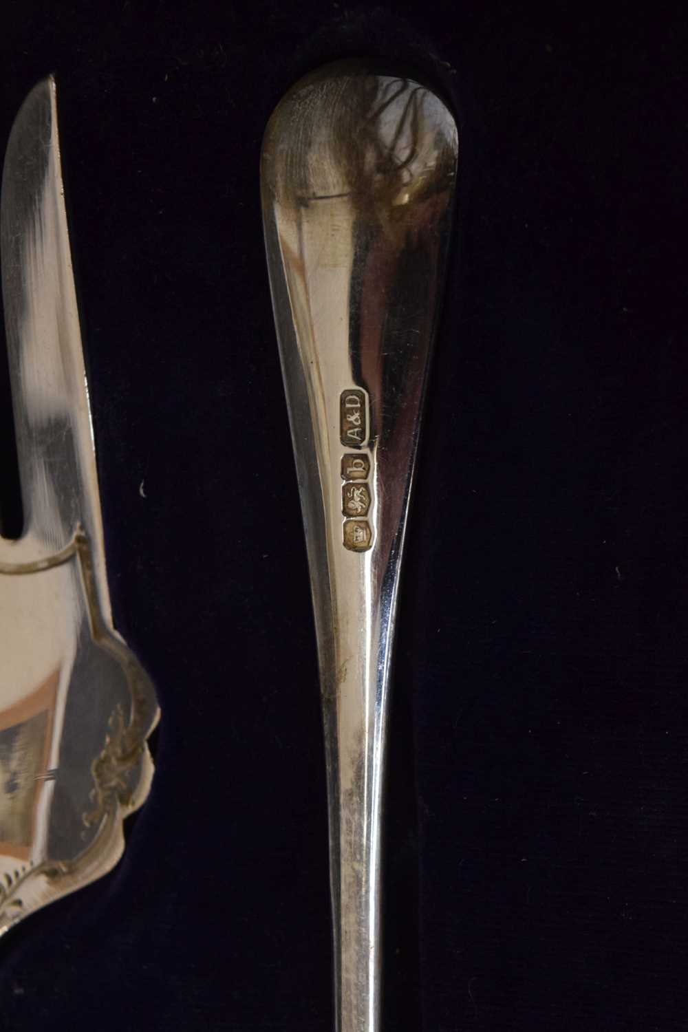 Pair of Edward VII silver trefid spoons, three-piece serving set, etc - Bild 7 aus 10