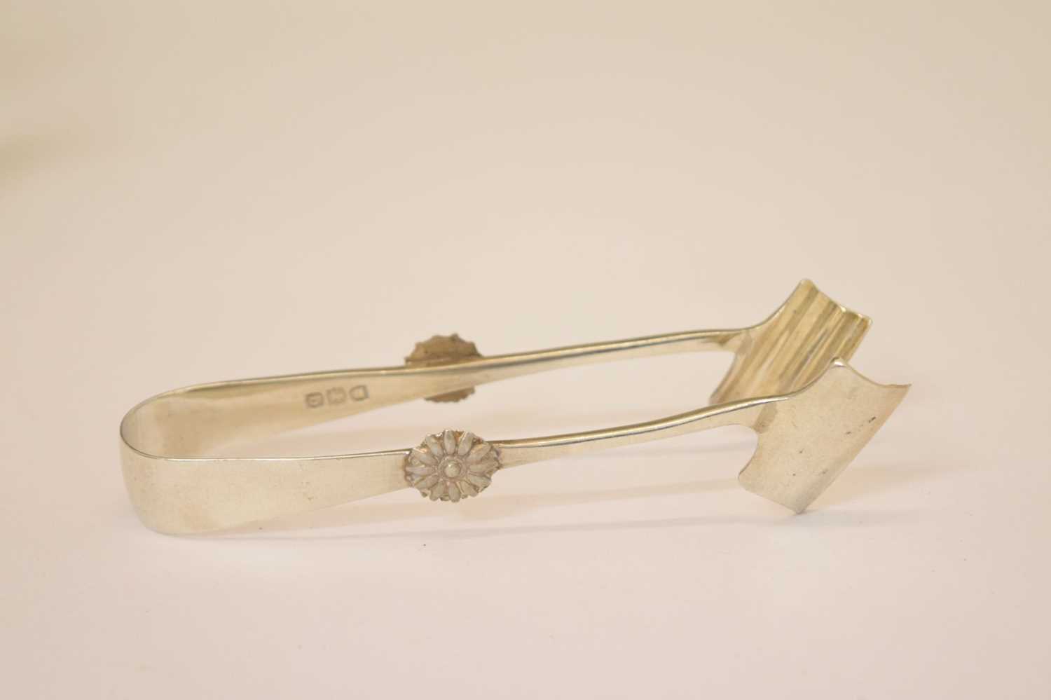 Group of silver to include late Victorian silver sugar sifter, asparagus tongs, etc - Bild 4 aus 11