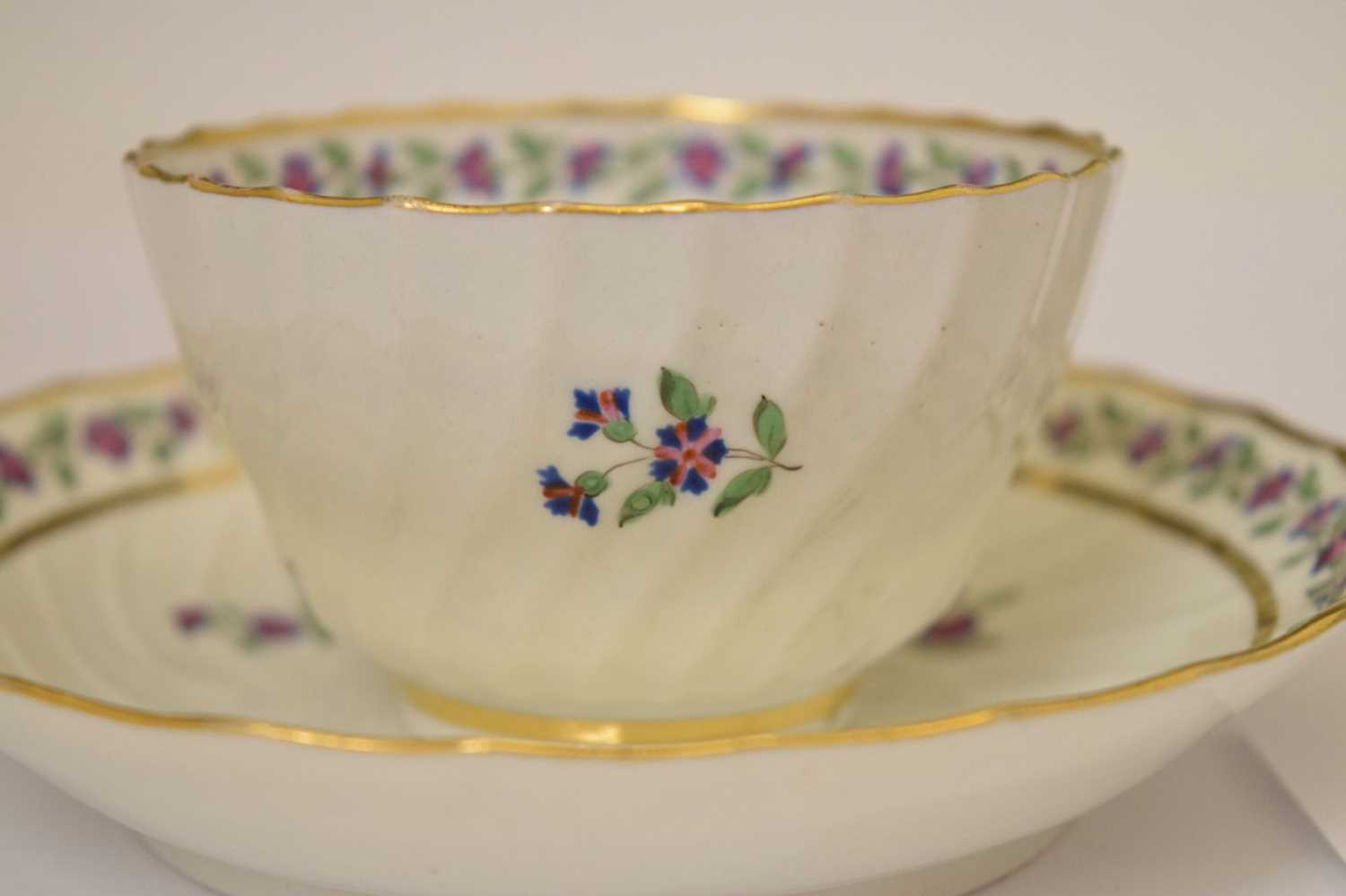 Pair of late 18th century New Hall-style spirally-fluted tea bowls and saucers - Image 5 of 10