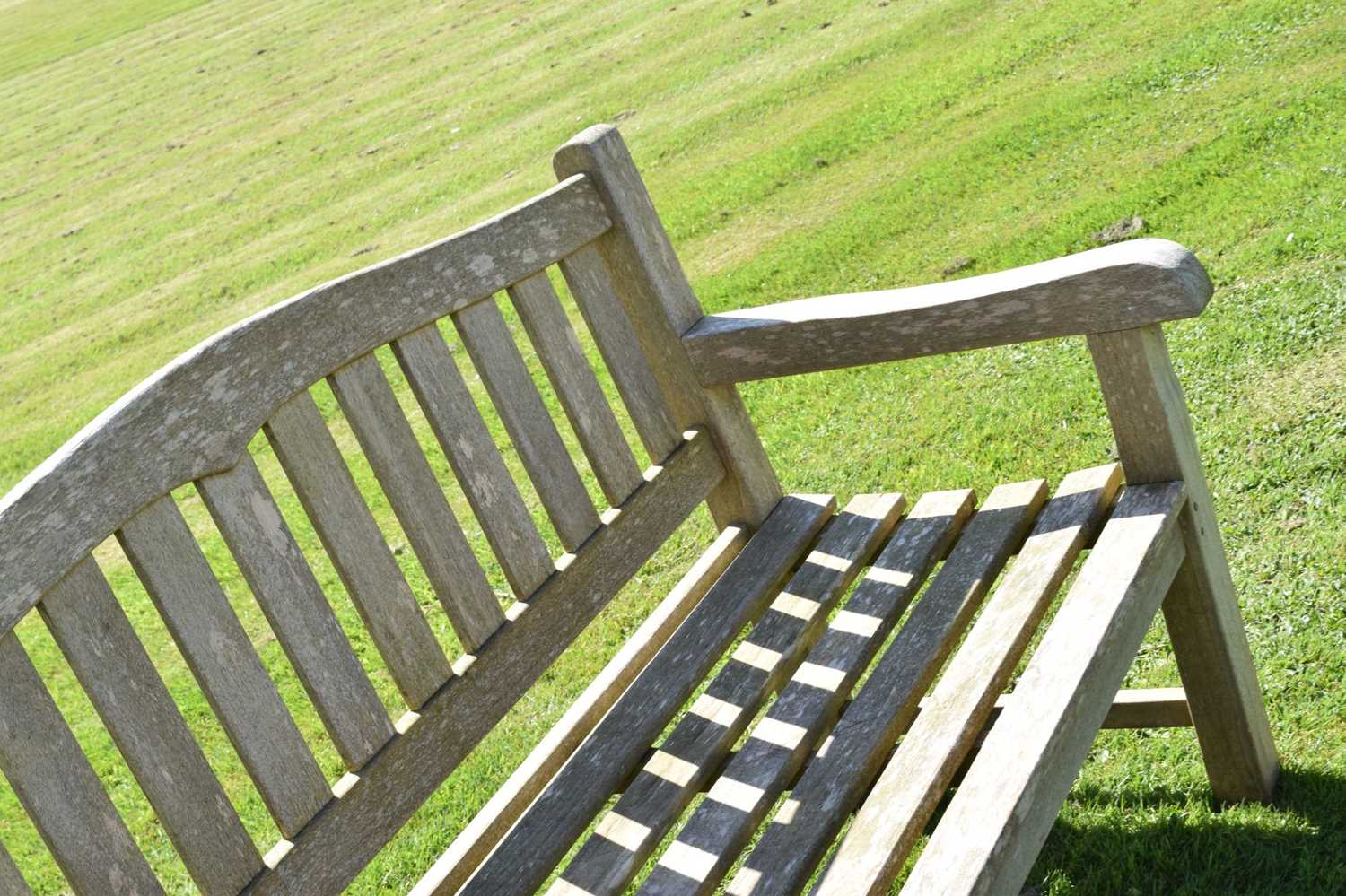 Two person teak garden bench with arched back - Image 4 of 6