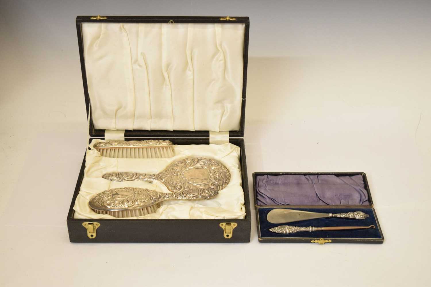 Cased Elizabeth II silver-backed dressing table set, and a silver handled shoe horn and button hook - Bild 2 aus 9