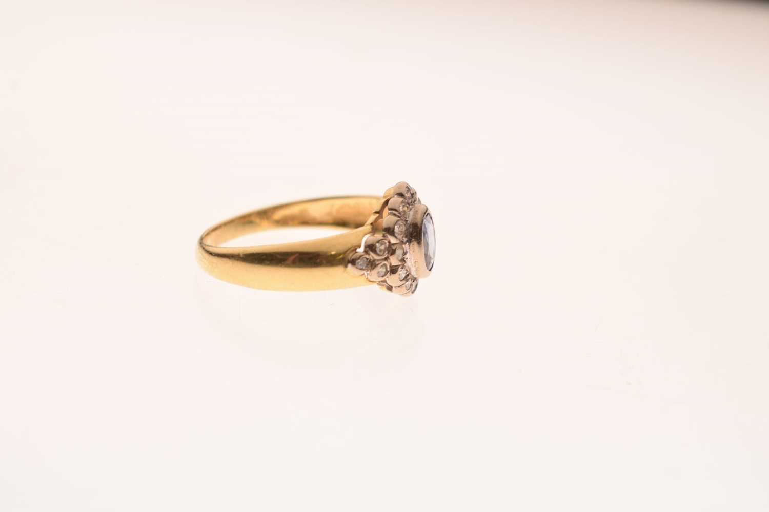 18ct gold sapphire and diamond dress ring - Image 5 of 5