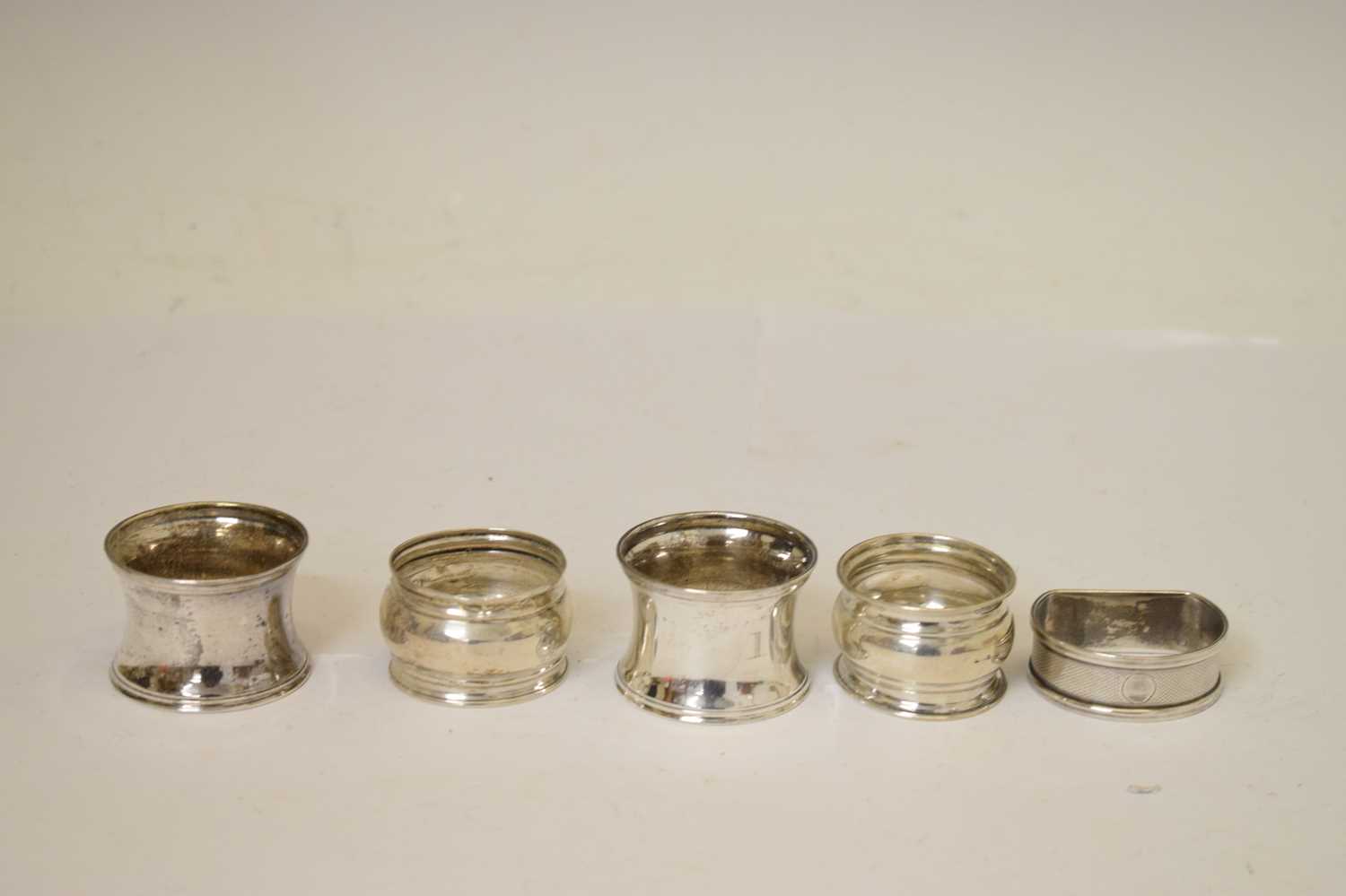 Collection of silver items to include silver napkin rings, pair of silver of pedestal mustard pots - Bild 2 aus 13