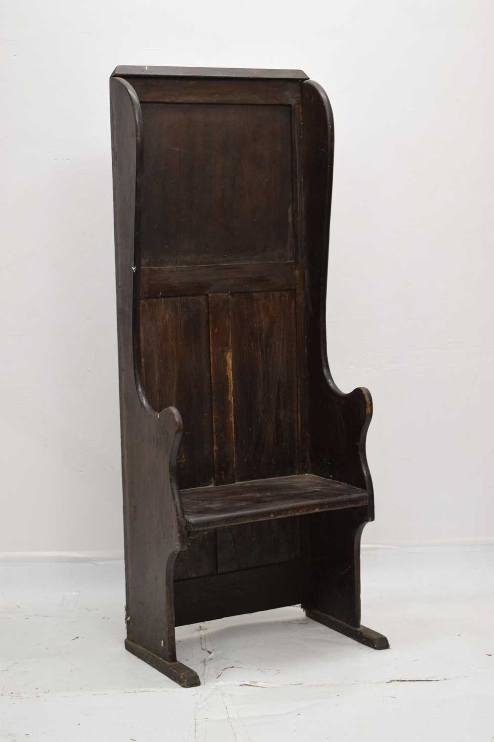 Single seat black painted settle - Image 3 of 9