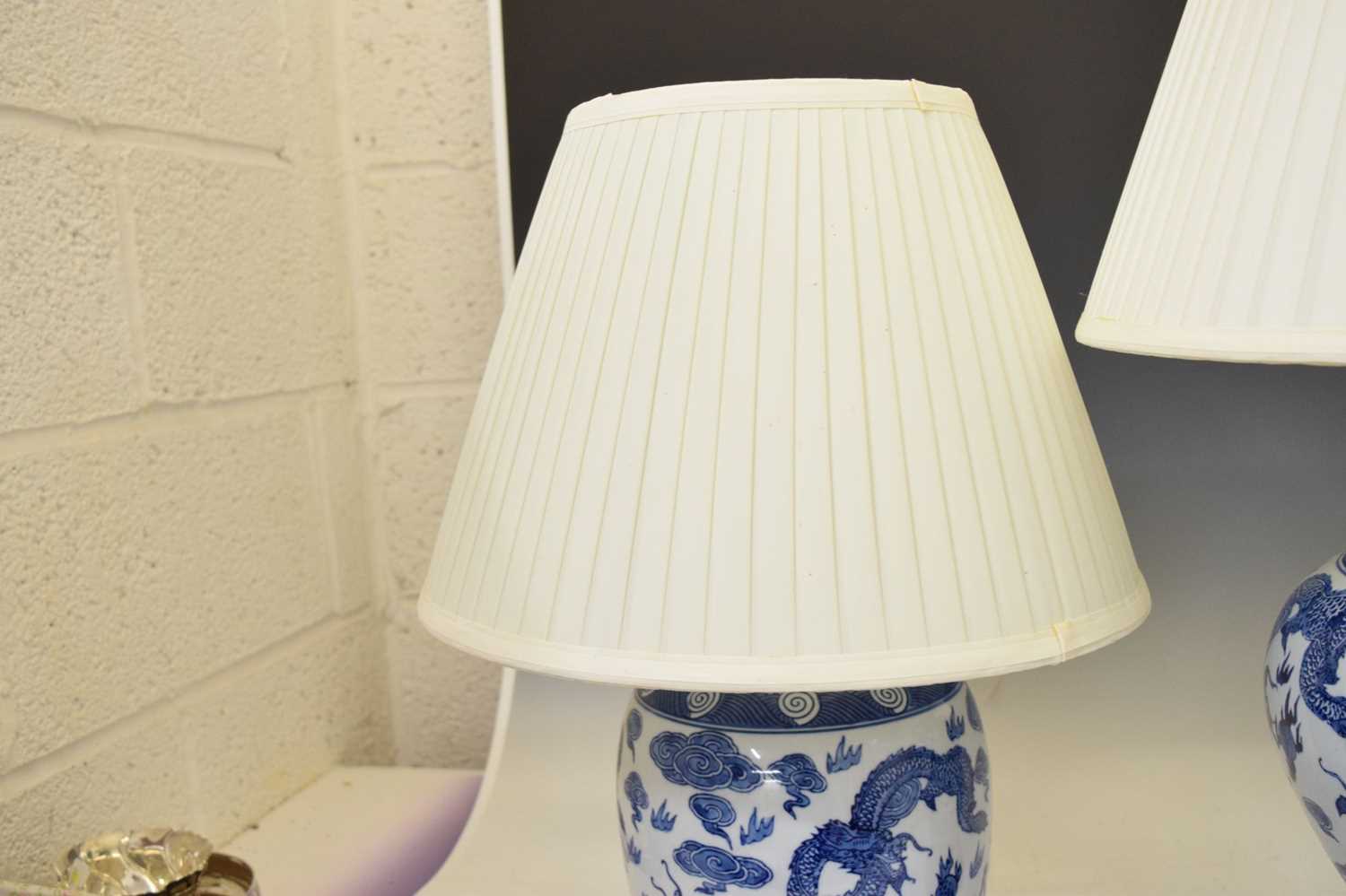 Two blue and white porcelain table lamps - Image 8 of 10