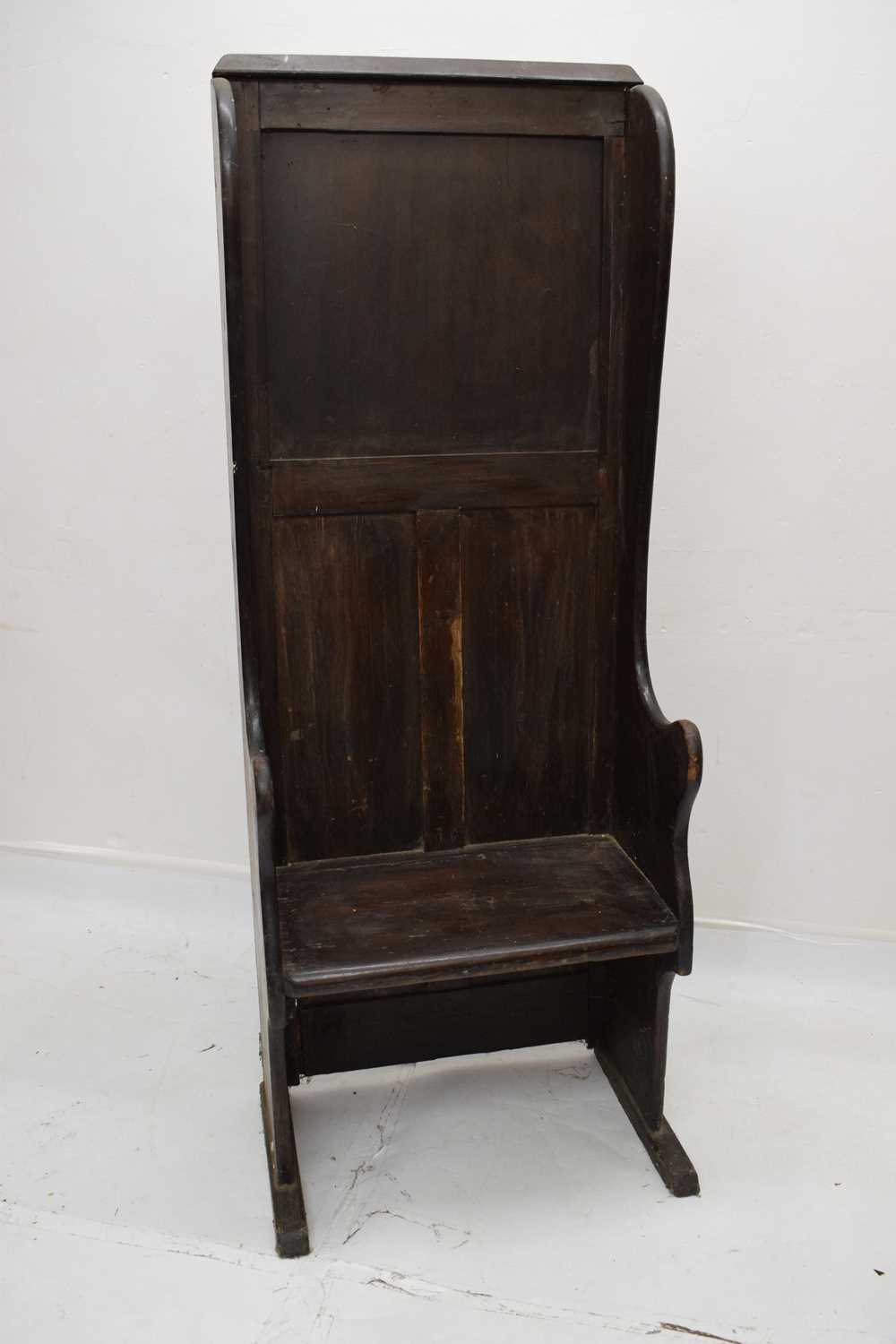 Single seat black painted settle - Image 5 of 9