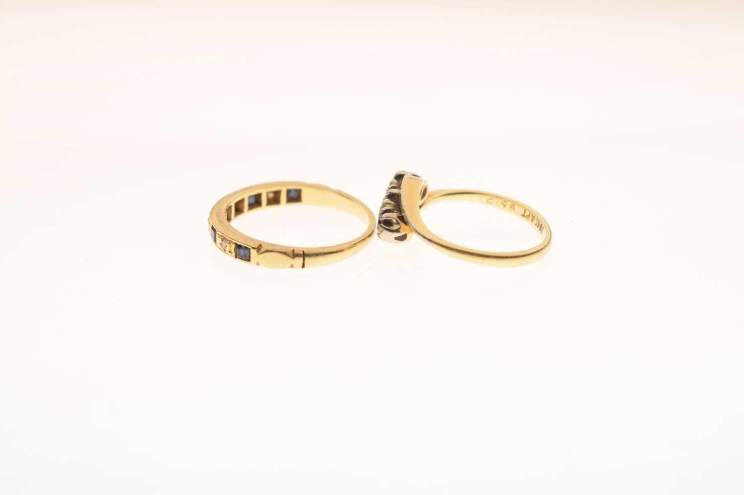 Diamond three-stone crossover ring, and a sapphire and diamond 18ct gold half eternity ring (2) - Bild 3 aus 6
