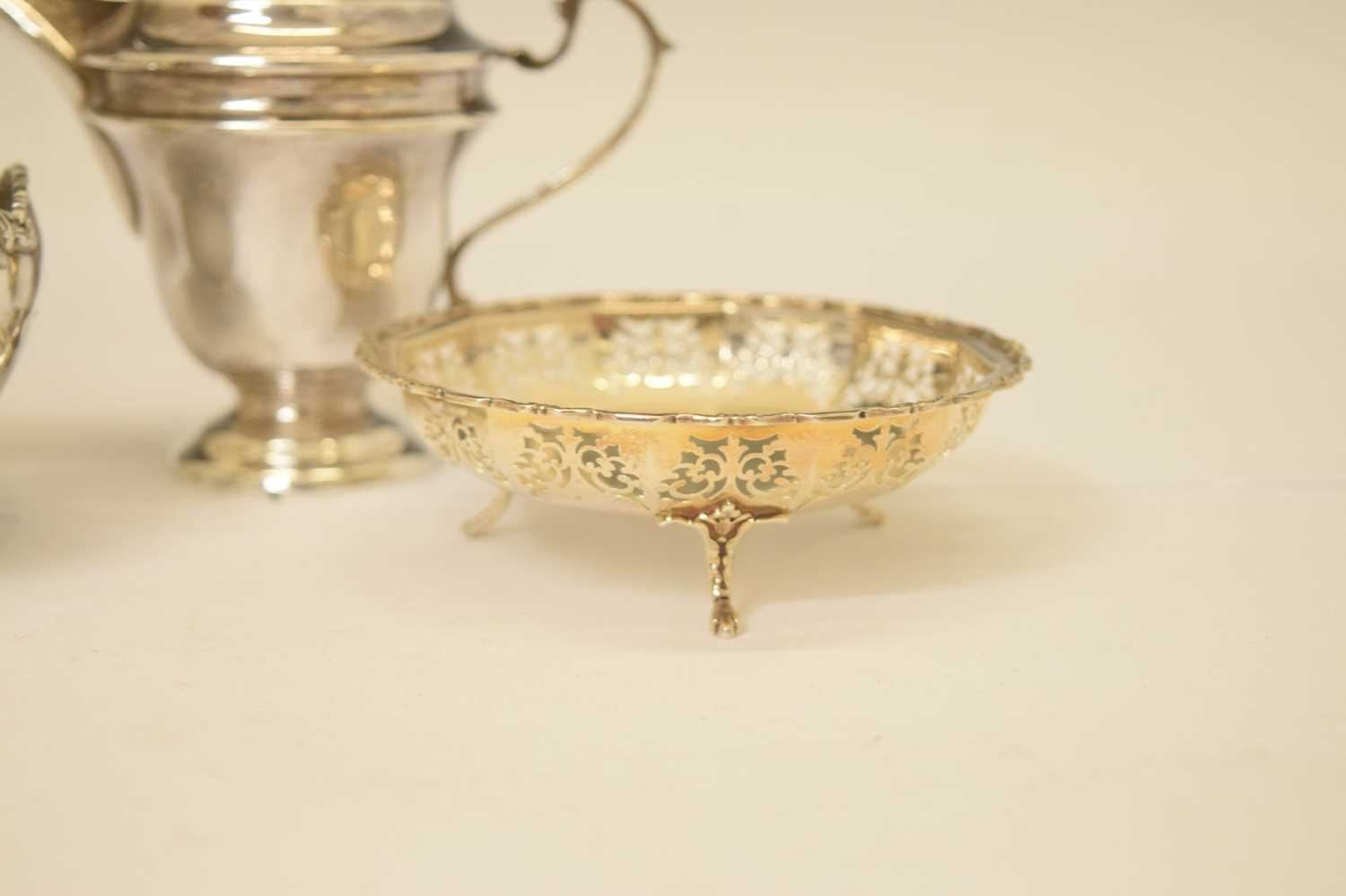George V silver twin-handled pedestal bowl, George V cream jug, etc - Image 3 of 10